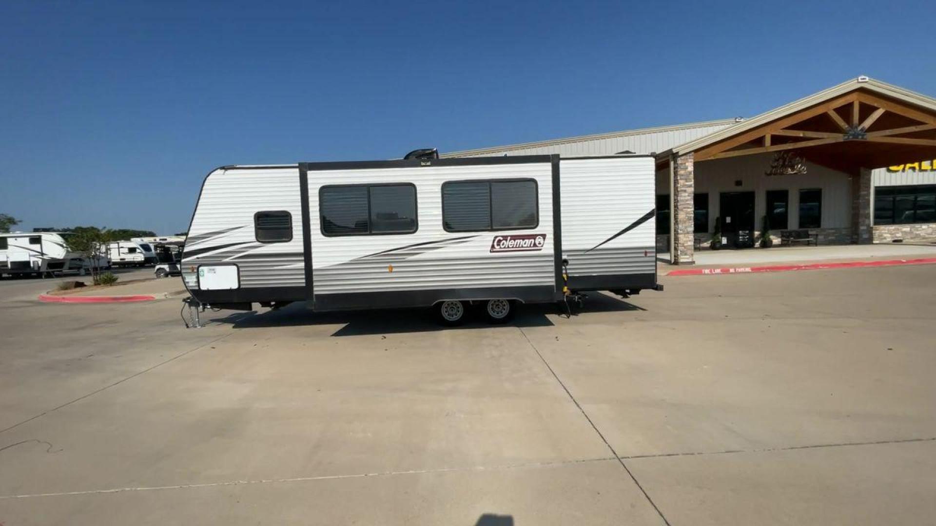 2021 KEYSTONE COLEMAN 262BH (4YDT26222MH) , located at 4319 N Main St, Cleburne, TX, 76033, (817) 678-5133, 32.385960, -97.391212 - Photo#6