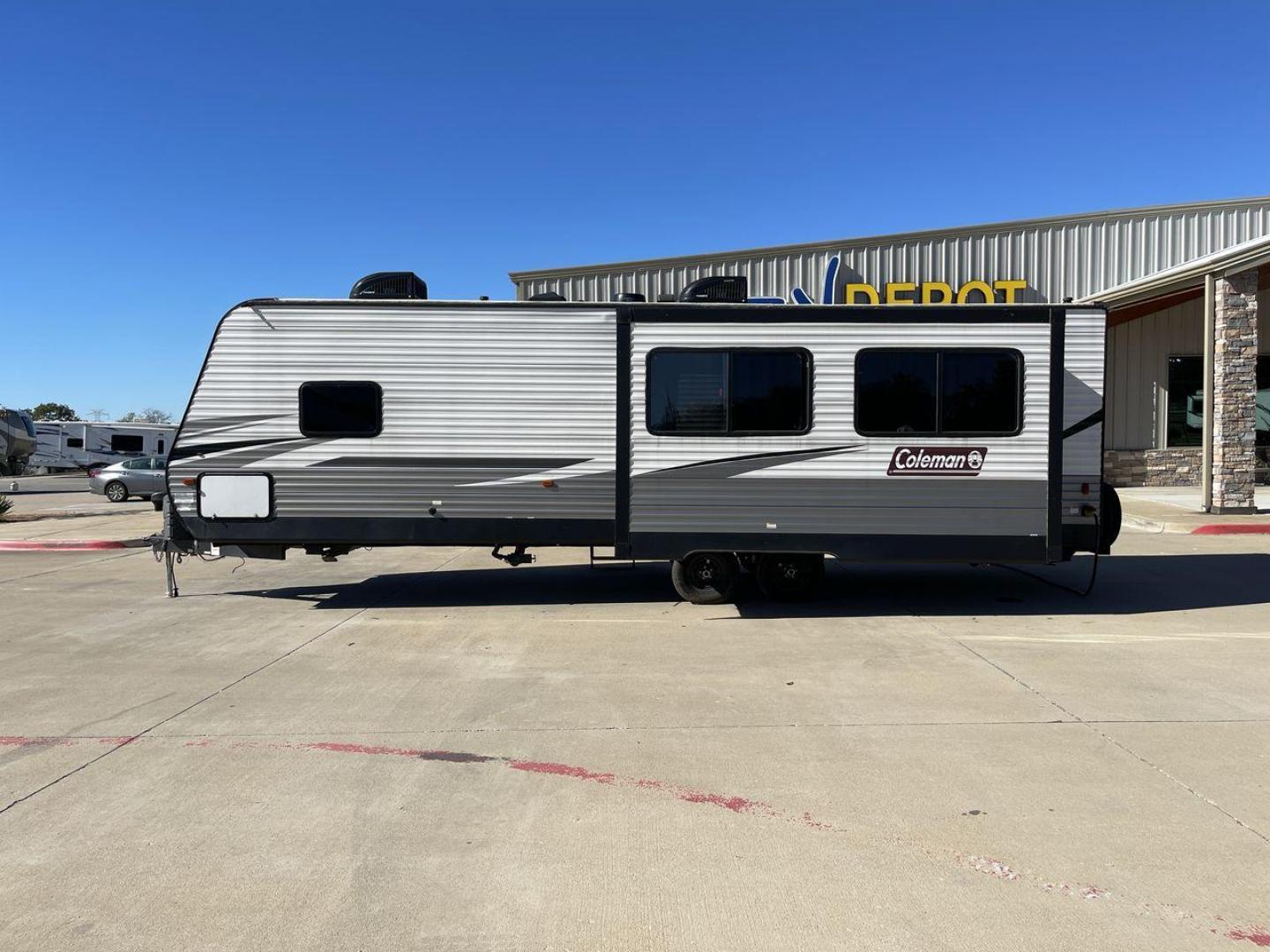 2021 KEYSTONE COLEMAN 286RK (4YDT28623MH) , Length: 32.92 ft. | Dry Weight: 6,592 lbs. | Slides: 1 transmission, located at 4319 N Main St, Cleburne, TX, 76033, (817) 678-5133, 32.385960, -97.391212 - Photo#22