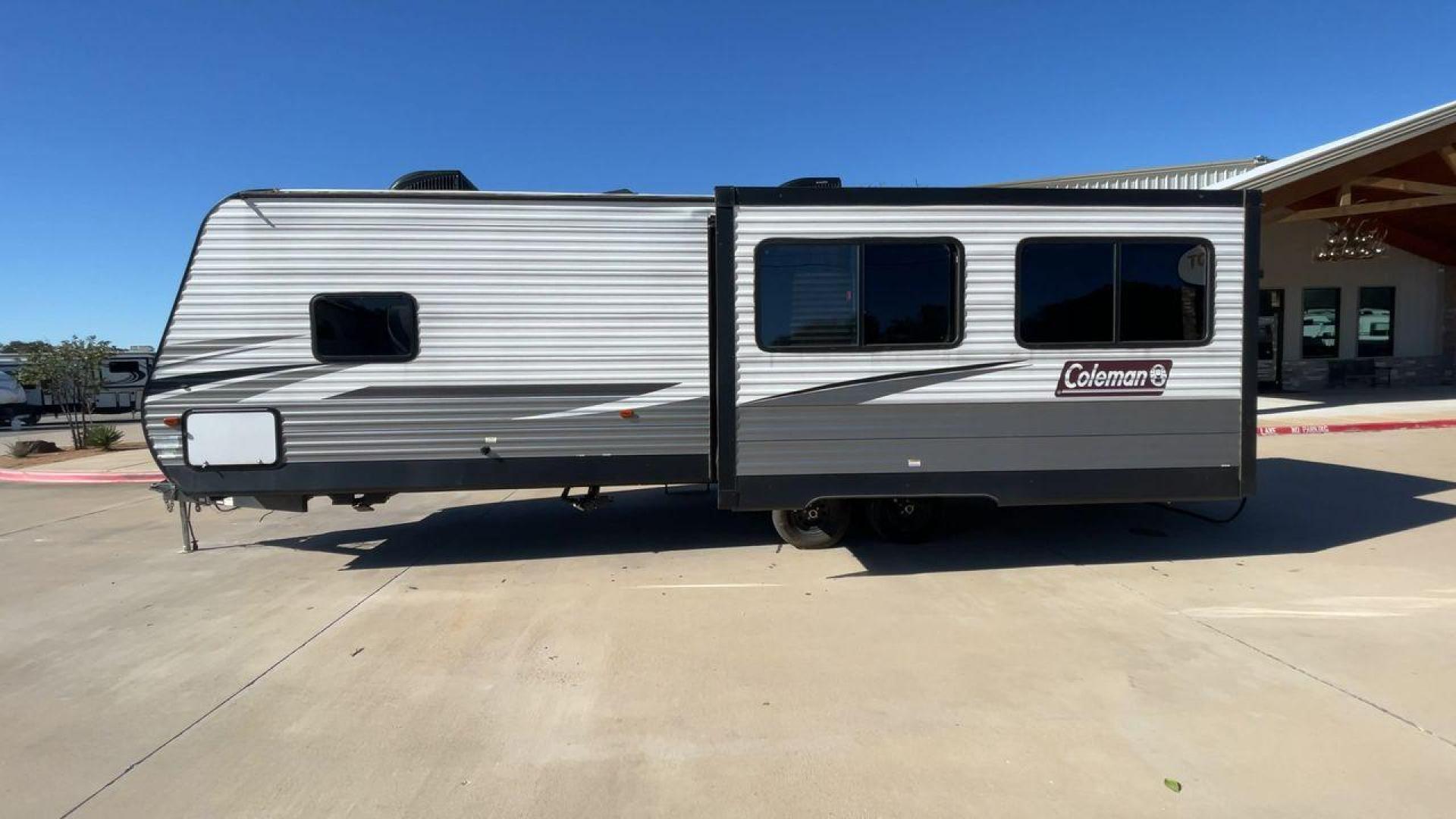 2021 KEYSTONE COLEMAN 286RK (4YDT28623MH) , Length: 32.92 ft. | Dry Weight: 6,592 lbs. | Slides: 1 transmission, located at 4319 N Main St, Cleburne, TX, 76033, (817) 678-5133, 32.385960, -97.391212 - Photo#6