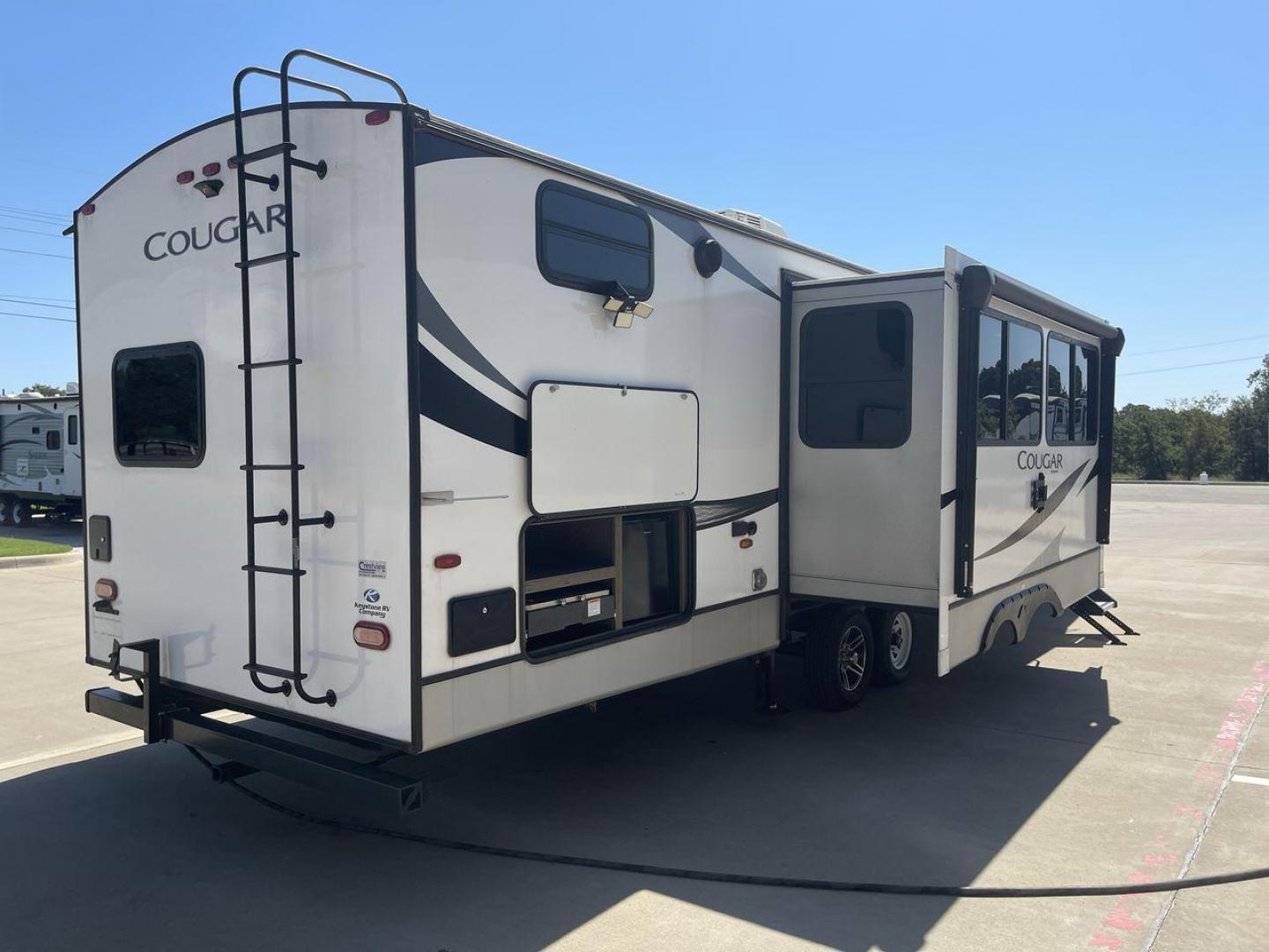 2021 KEYSTONE COUGAR 34TSB (4YDT34T26MV) , Length: 37.42 ft. | Dry Weight: 8,563 lbs. | Gross Weight: 10,500 lbs. | Slides: 3 transmission, located at 4319 N Main St, Cleburne, TX, 76033, (817) 678-5133, 32.385960, -97.391212 - Photo#25