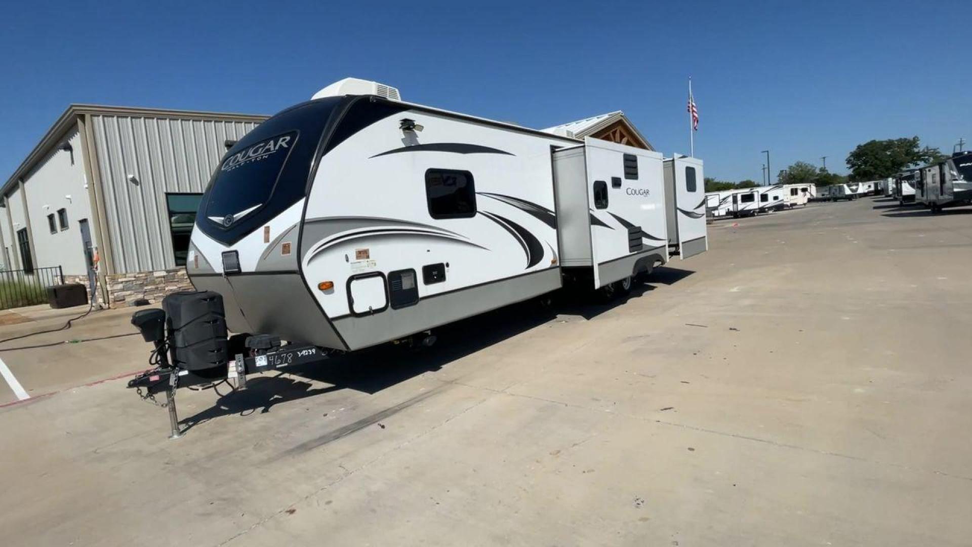 2021 KEYSTONE COUGAR 34TSB (4YDT34T26MV) , Length: 37.42 ft. | Dry Weight: 8,563 lbs. | Gross Weight: 10,500 lbs. | Slides: 3 transmission, located at 4319 N Main St, Cleburne, TX, 76033, (817) 678-5133, 32.385960, -97.391212 - Photo#5