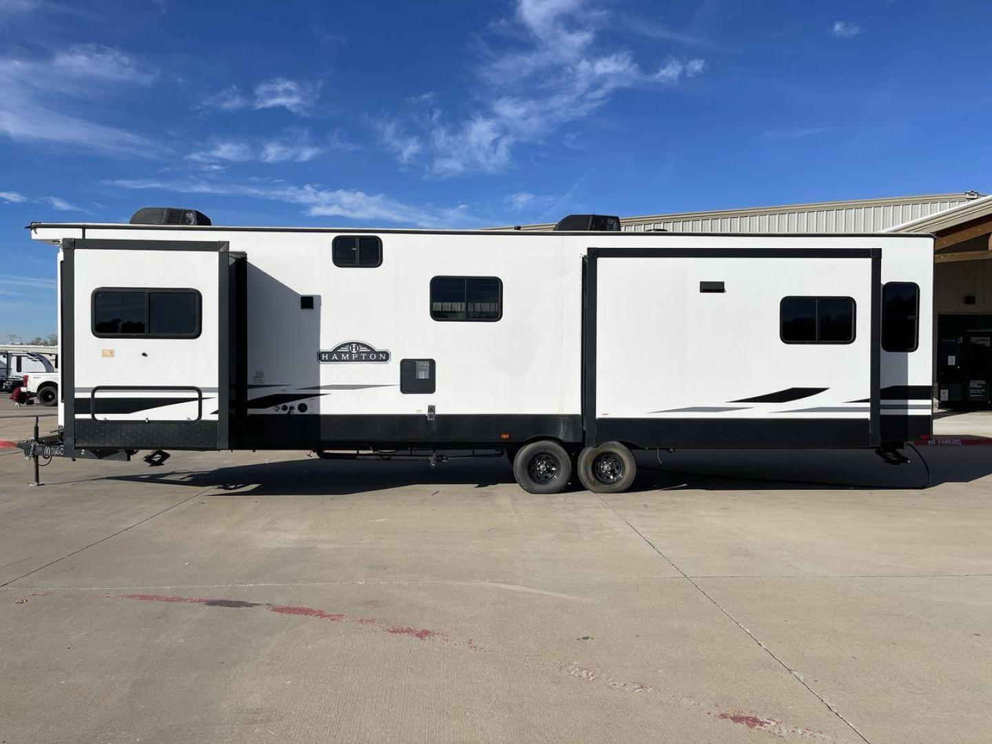 2021 KEYSTONE HAMPTON 374BAR (4YDT37426M5) , Length: 41 ft. | Dry Weight: 10,818 lbs. | Slides: 3 transmission, located at 4319 N Main St, Cleburne, TX, 76033, (817) 678-5133, 32.385960, -97.391212 - Photo#23