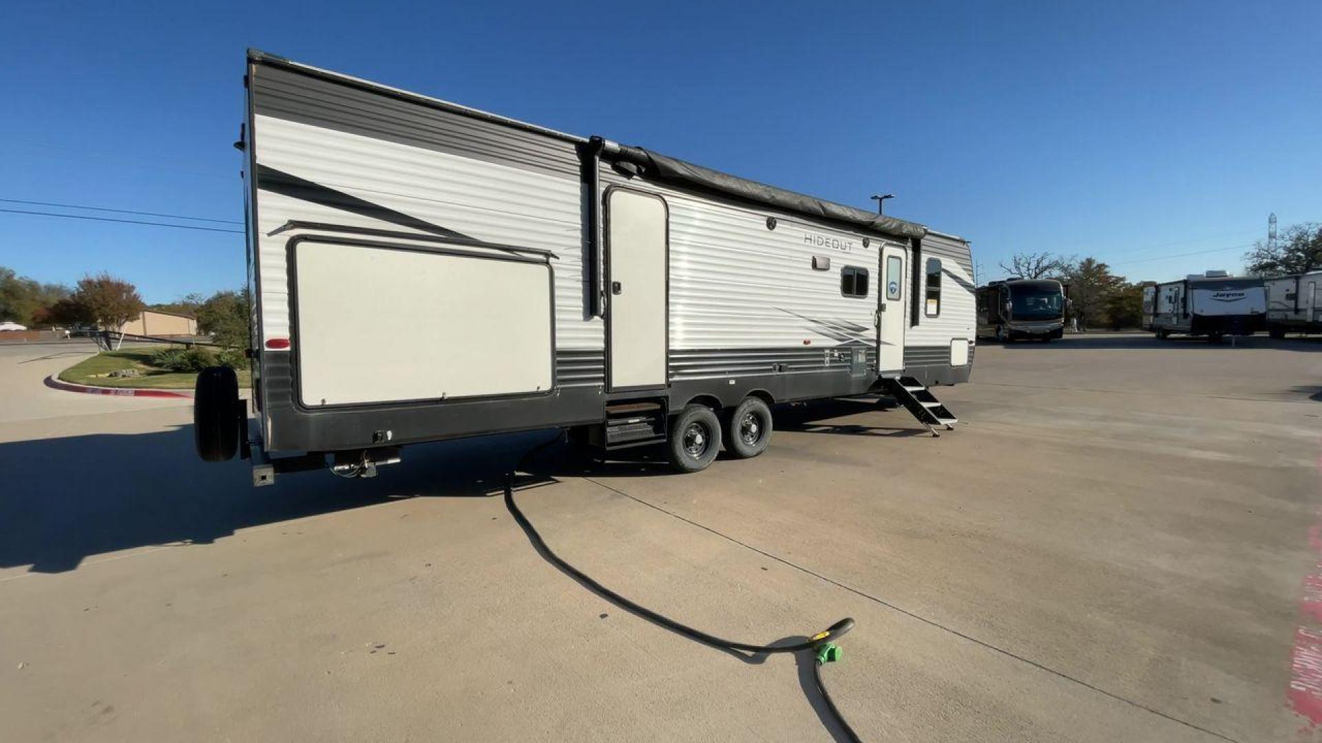 2021 KEYSTONE HIDEOUT 318BR (4YDT31824M7) , Length: 35.92 ft. | Dry Weight: 7,686 lbs. | Gross Weight: 9,700 lbs. | Slides: 2 transmission, located at 4319 N Main St, Cleburne, TX, 76033, (817) 678-5133, 32.385960, -97.391212 - Photo#1