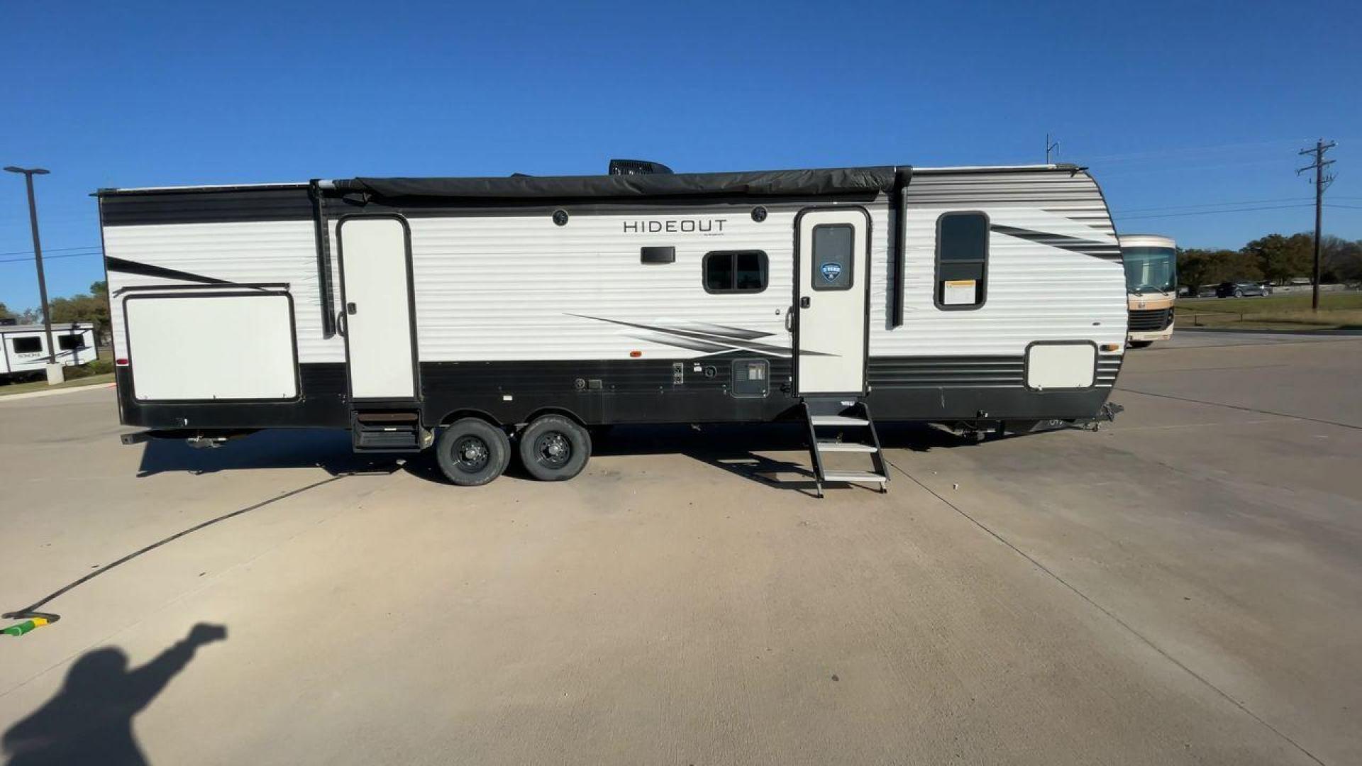 2021 KEYSTONE HIDEOUT 318BR (4YDT31824M7) , Length: 35.92 ft. | Dry Weight: 7,686 lbs. | Gross Weight: 9,700 lbs. | Slides: 2 transmission, located at 4319 N Main St, Cleburne, TX, 76033, (817) 678-5133, 32.385960, -97.391212 - Photo#2