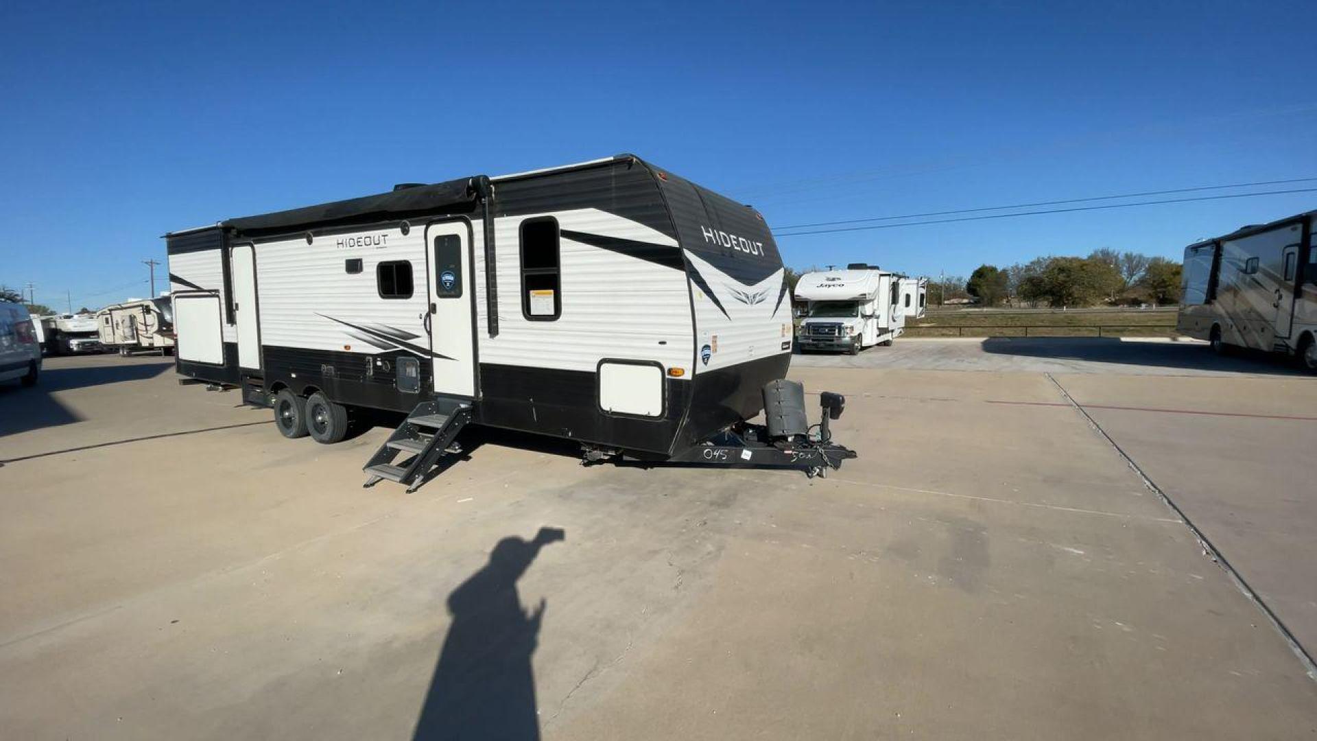 2021 KEYSTONE HIDEOUT 318BR (4YDT31824M7) , Length: 35.92 ft. | Dry Weight: 7,686 lbs. | Gross Weight: 9,700 lbs. | Slides: 2 transmission, located at 4319 N Main St, Cleburne, TX, 76033, (817) 678-5133, 32.385960, -97.391212 - Photo#3