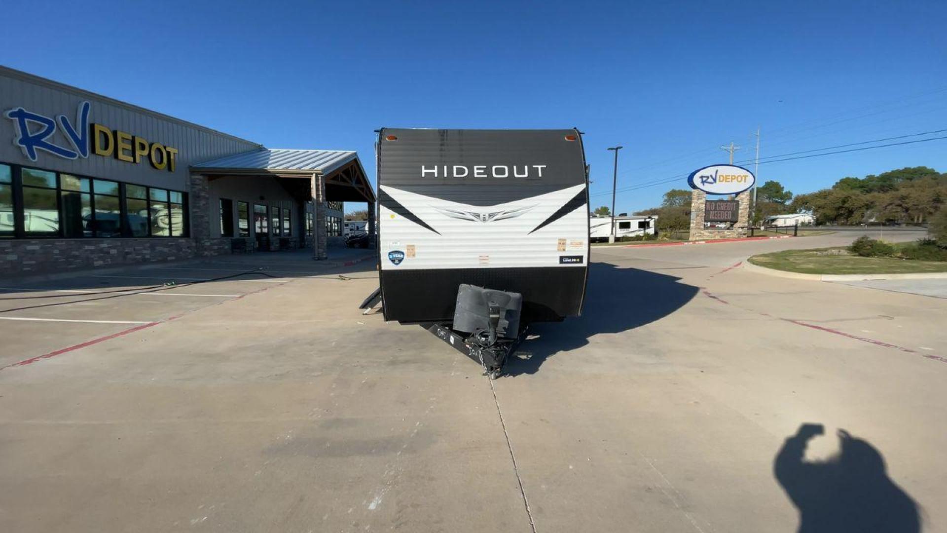 2021 KEYSTONE HIDEOUT 318BR (4YDT31824M7) , Length: 35.92 ft. | Dry Weight: 7,686 lbs. | Gross Weight: 9,700 lbs. | Slides: 2 transmission, located at 4319 N Main St, Cleburne, TX, 76033, (817) 678-5133, 32.385960, -97.391212 - Photo#4