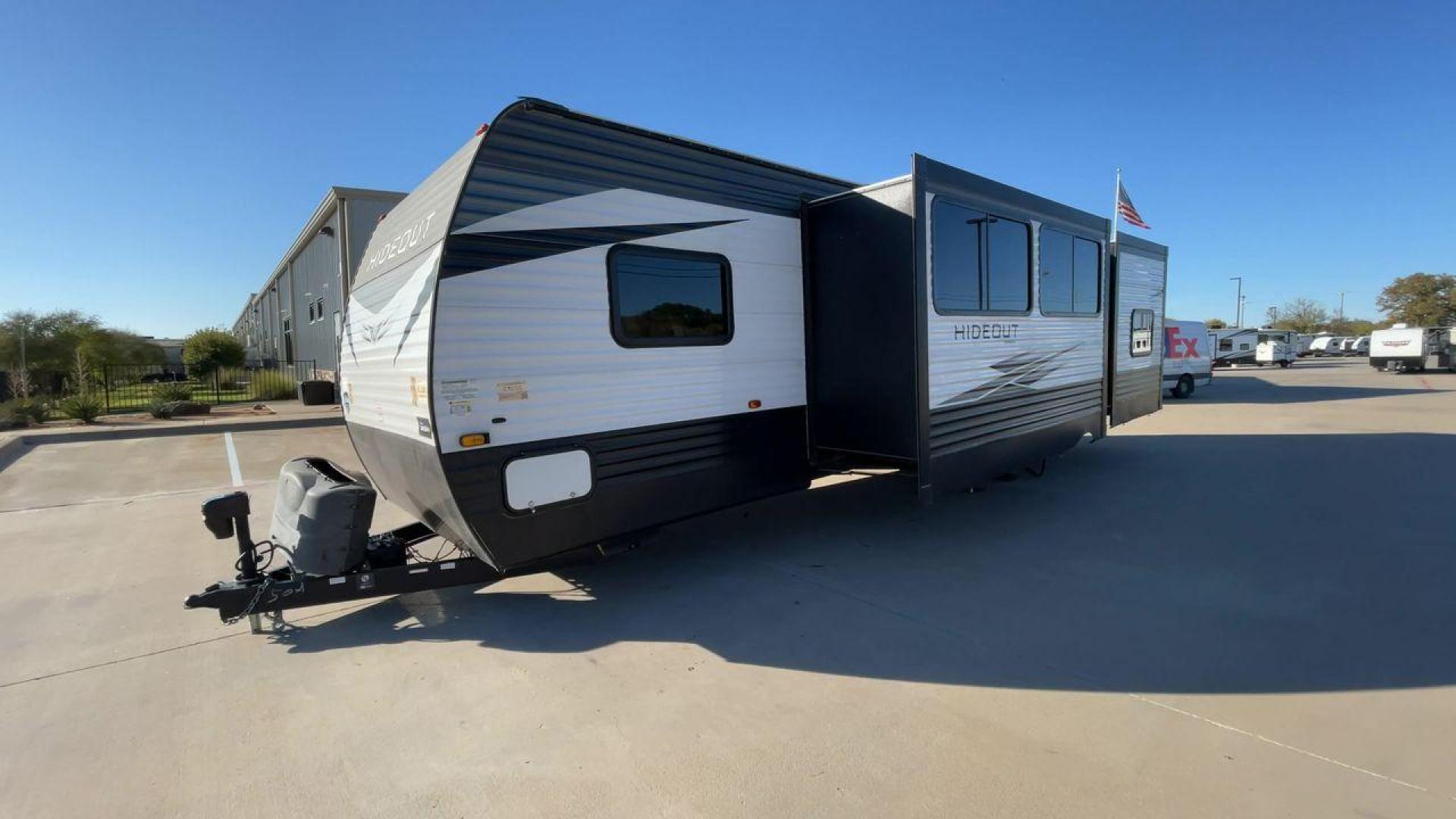 2021 KEYSTONE HIDEOUT 318BR (4YDT31824M7) , Length: 35.92 ft. | Dry Weight: 7,686 lbs. | Gross Weight: 9,700 lbs. | Slides: 2 transmission, located at 4319 N Main St, Cleburne, TX, 76033, (817) 678-5133, 32.385960, -97.391212 - Photo#5