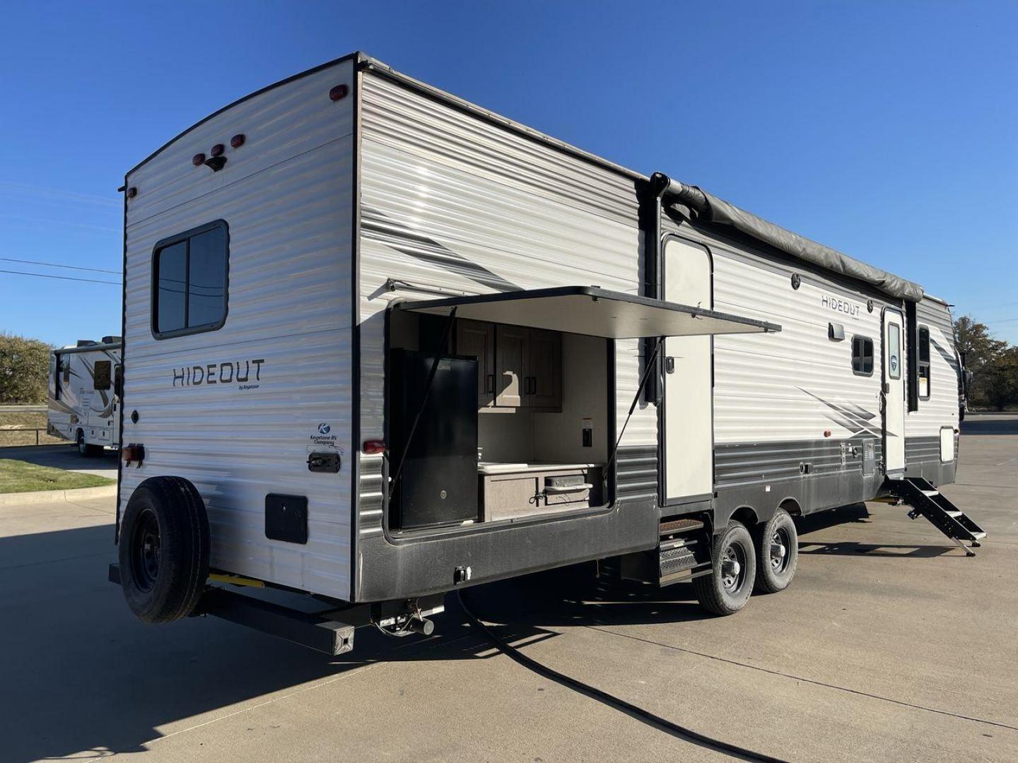 2021 KEYSTONE HIDEOUT 318BR (4YDT31824M7) , Length: 35.92 ft. | Dry Weight: 7,686 lbs. | Gross Weight: 9,700 lbs. | Slides: 2 transmission, located at 4319 N Main St, Cleburne, TX, 76033, (817) 678-5133, 32.385960, -97.391212 - Photo#24