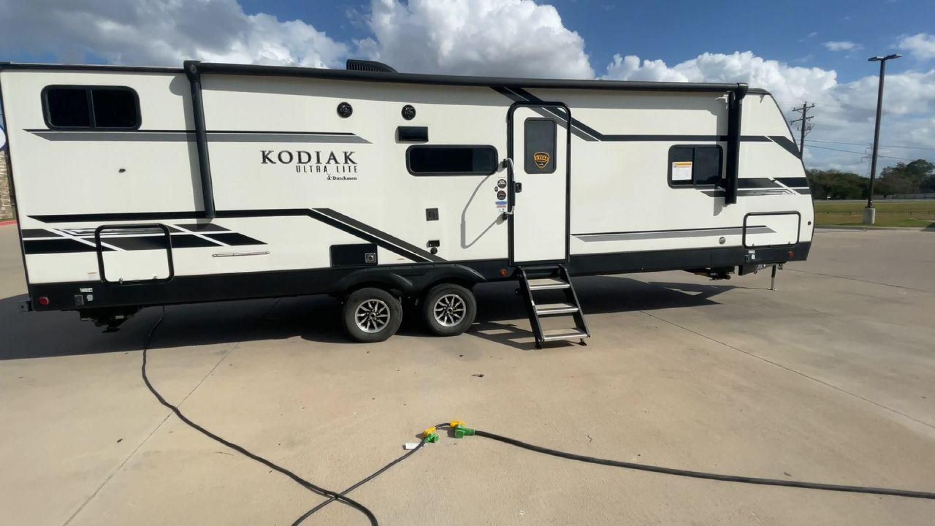 2021 KEYSTONE KODIAK 296BHSL (4YDT29628MJ) , Length: 33.92 ft. | Dry Weight: 6,006 lbs. | Slides: 1 transmission, located at 4319 N Main St, Cleburne, TX, 76033, (817) 678-5133, 32.385960, -97.391212 - The 2021 Keystone Kodiak 296BHSL is a family-friendly travel trailer that combines a spacious bunkhouse, an open living area, and an outdoor kitchen, making it an excellent choice for families or groups who want a versatile and comfortable RV for vacations and extended trips. This unit measures 33.9 - Photo#2