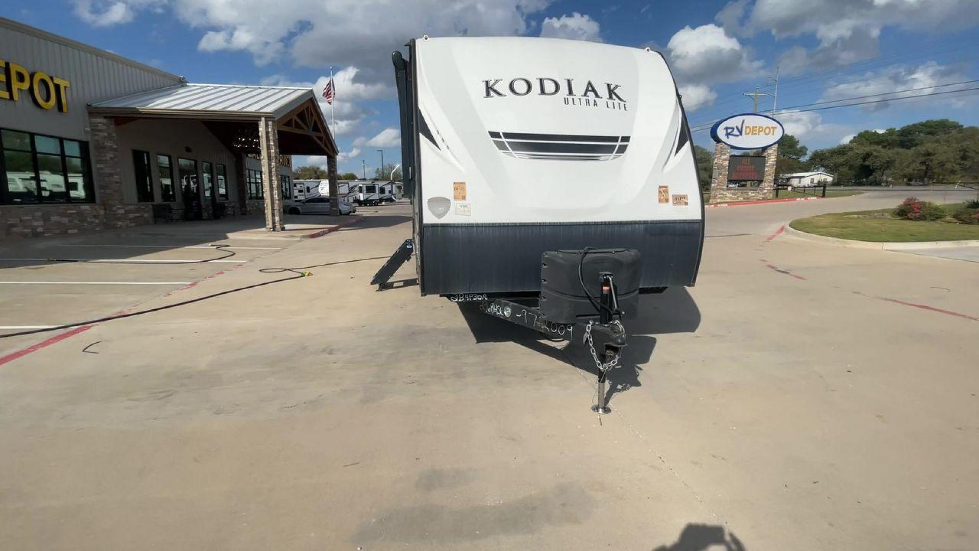 2021 KEYSTONE KODIAK 296BHSL (4YDT29628MJ) , Length: 33.92 ft. | Dry Weight: 6,006 lbs. | Slides: 1 transmission, located at 4319 N Main St, Cleburne, TX, 76033, (817) 678-5133, 32.385960, -97.391212 - The 2021 Keystone Kodiak 296BHSL is a family-friendly travel trailer that combines a spacious bunkhouse, an open living area, and an outdoor kitchen, making it an excellent choice for families or groups who want a versatile and comfortable RV for vacations and extended trips. This unit measures 33.9 - Photo#4