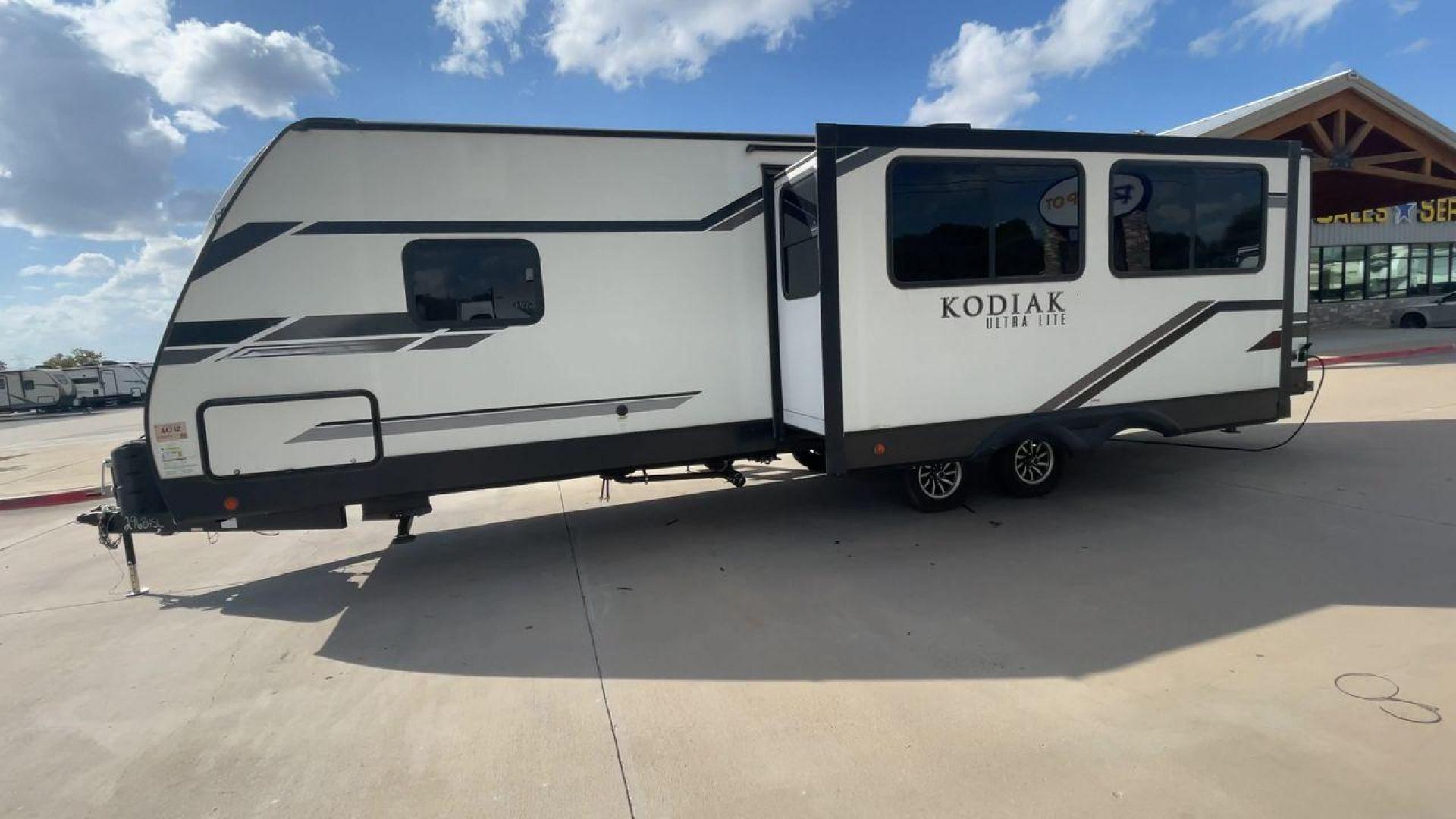 2021 KEYSTONE KODIAK 296BHSL (4YDT29628MJ) , Length: 33.92 ft. | Dry Weight: 6,006 lbs. | Slides: 1 transmission, located at 4319 N Main St, Cleburne, TX, 76033, (817) 678-5133, 32.385960, -97.391212 - The 2021 Keystone Kodiak 296BHSL is a family-friendly travel trailer that combines a spacious bunkhouse, an open living area, and an outdoor kitchen, making it an excellent choice for families or groups who want a versatile and comfortable RV for vacations and extended trips. This unit measures 33.9 - Photo#6