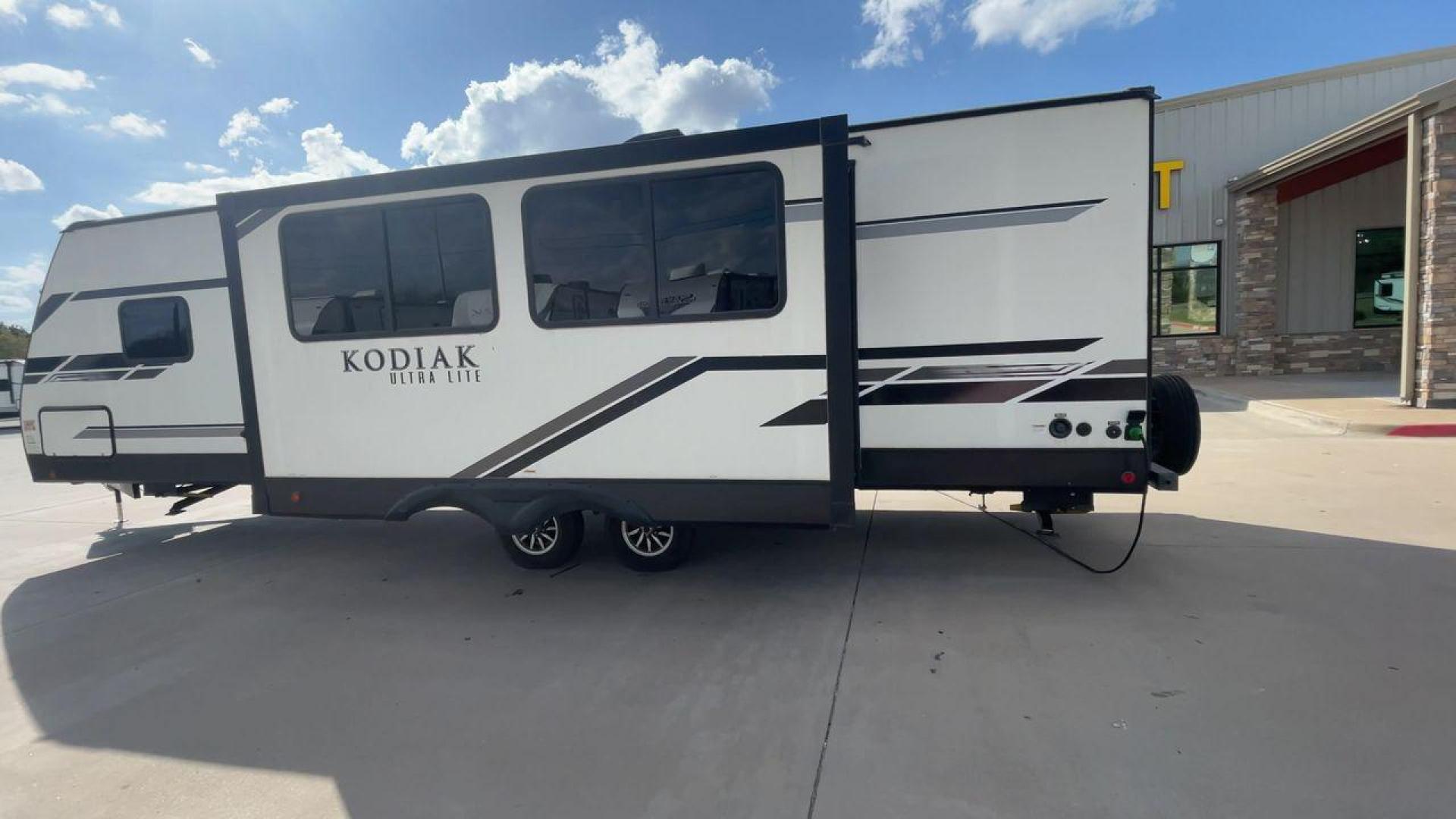 2021 KEYSTONE KODIAK 296BHSL (4YDT29628MJ) , Length: 33.92 ft. | Dry Weight: 6,006 lbs. | Slides: 1 transmission, located at 4319 N Main St, Cleburne, TX, 76033, (817) 678-5133, 32.385960, -97.391212 - The 2021 Keystone Kodiak 296BHSL is a family-friendly travel trailer that combines a spacious bunkhouse, an open living area, and an outdoor kitchen, making it an excellent choice for families or groups who want a versatile and comfortable RV for vacations and extended trips. This unit measures 33.9 - Photo#7