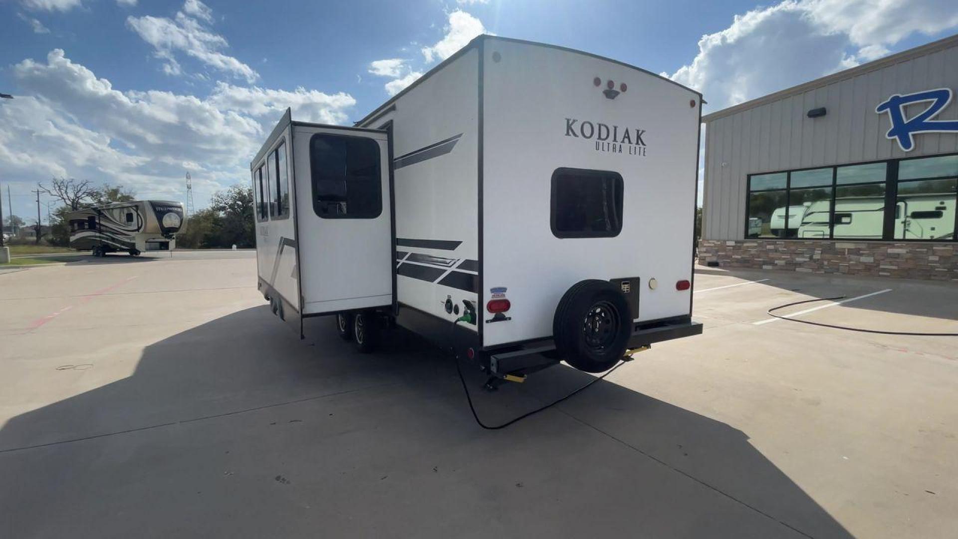 2021 KEYSTONE KODIAK 296BHSL (4YDT29628MJ) , Length: 33.92 ft. | Dry Weight: 6,006 lbs. | Slides: 1 transmission, located at 4319 N Main St, Cleburne, TX, 76033, (817) 678-5133, 32.385960, -97.391212 - The 2021 Keystone Kodiak 296BHSL is a family-friendly travel trailer that combines a spacious bunkhouse, an open living area, and an outdoor kitchen, making it an excellent choice for families or groups who want a versatile and comfortable RV for vacations and extended trips. This unit measures 33.9 - Photo#8