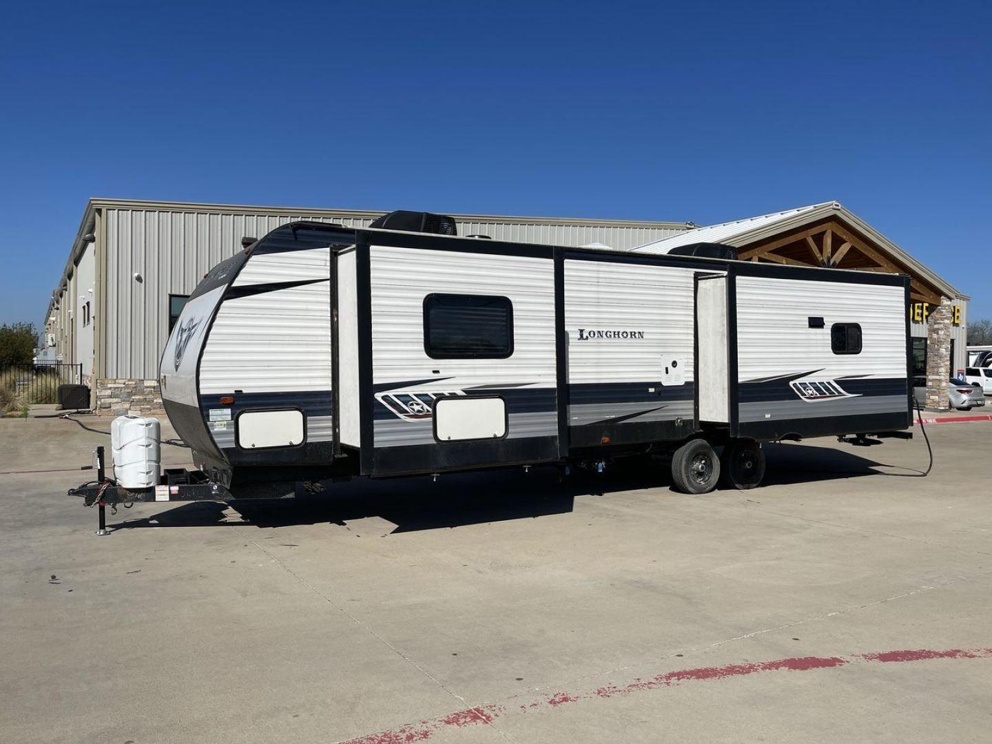 2021 KEYSTONE LONGHORN 340RE (4YDT3402XMS) , Length: 38 ft | Slides: 3 transmission, located at 4319 N Main St, Cleburne, TX, 76033, (817) 678-5133, 32.385960, -97.391212 - Measuring an impressive 38 feet, the 2021 Crossroads Longhorn 340RE features a meticulously designed interior that combines sophistication with practicality. Introducing the Longhorn 340RE with a sophisticated floorplan, meticulously crafted to enhance your comfort during your journeys. Step inside - Photo#23