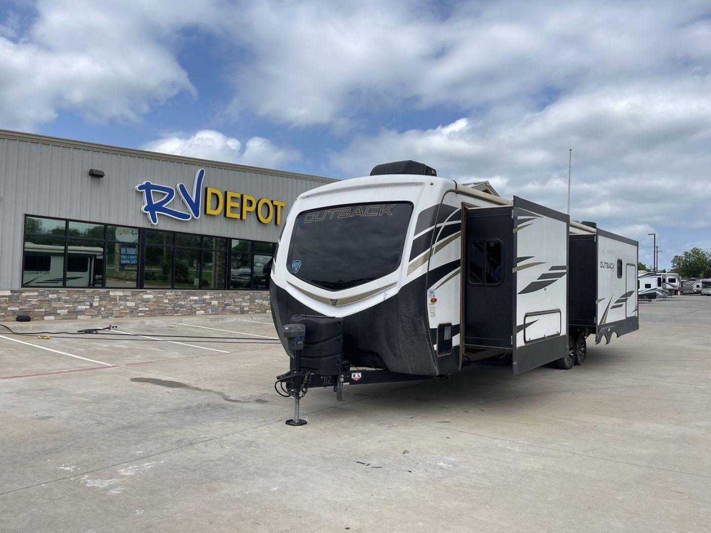 2021 KEYSTONE OUTBACK 328RL (4YDT3282XMB) , located at 4319 N Main St, Cleburne, TX, 76033, (817) 678-5133, 32.385960, -97.391212 - Photo#0