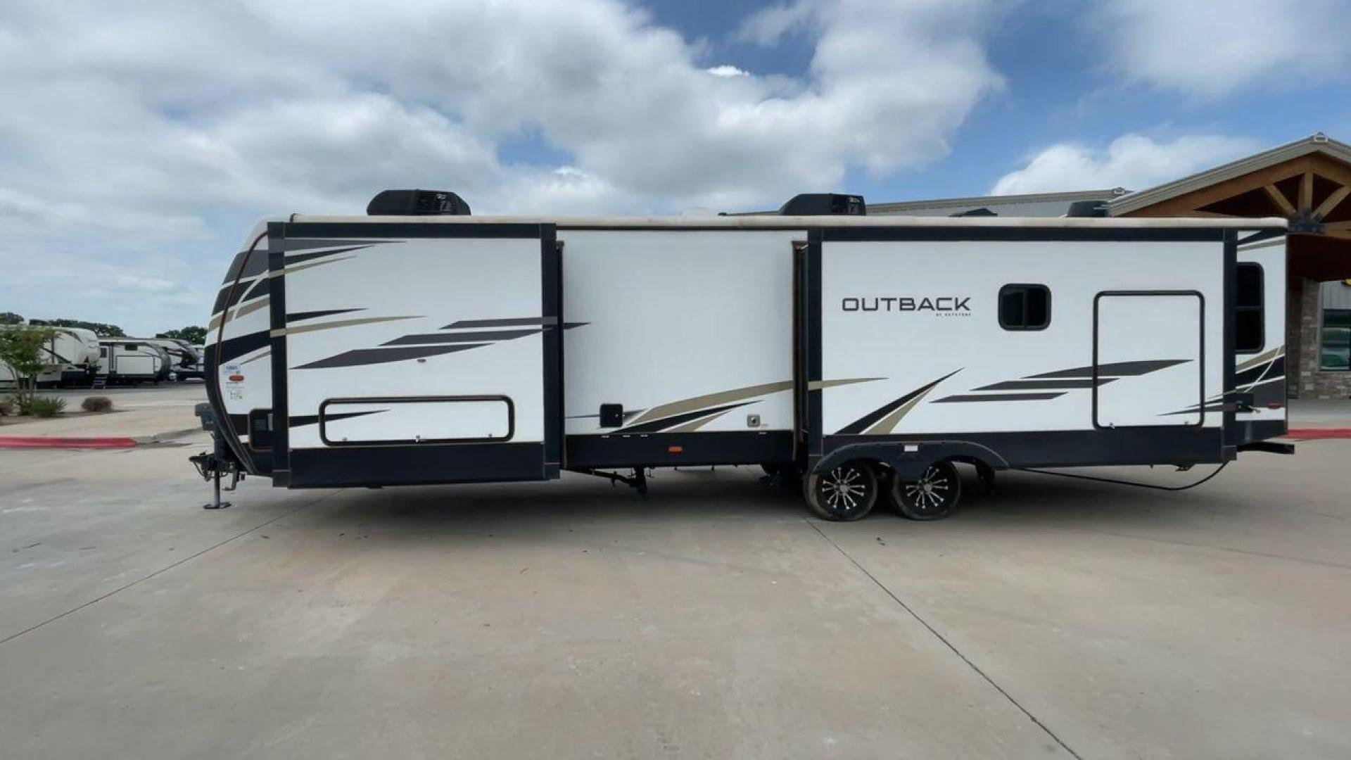 2021 KEYSTONE OUTBACK 328RL (4YDT3282XMB) , located at 4319 N Main St, Cleburne, TX, 76033, (817) 678-5133, 32.385960, -97.391212 - Photo#6