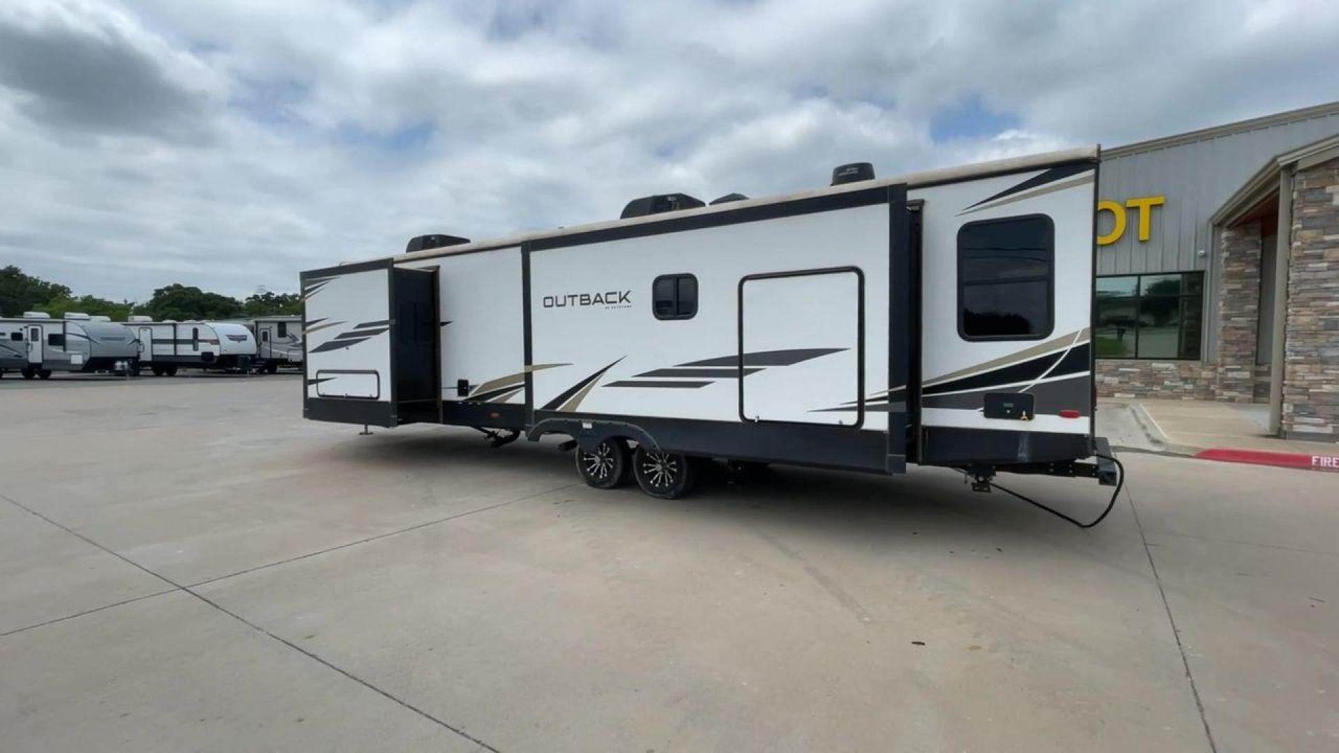 2021 KEYSTONE OUTBACK 328RL (4YDT3282XMB) , located at 4319 N Main St, Cleburne, TX, 76033, (817) 678-5133, 32.385960, -97.391212 - Photo#7