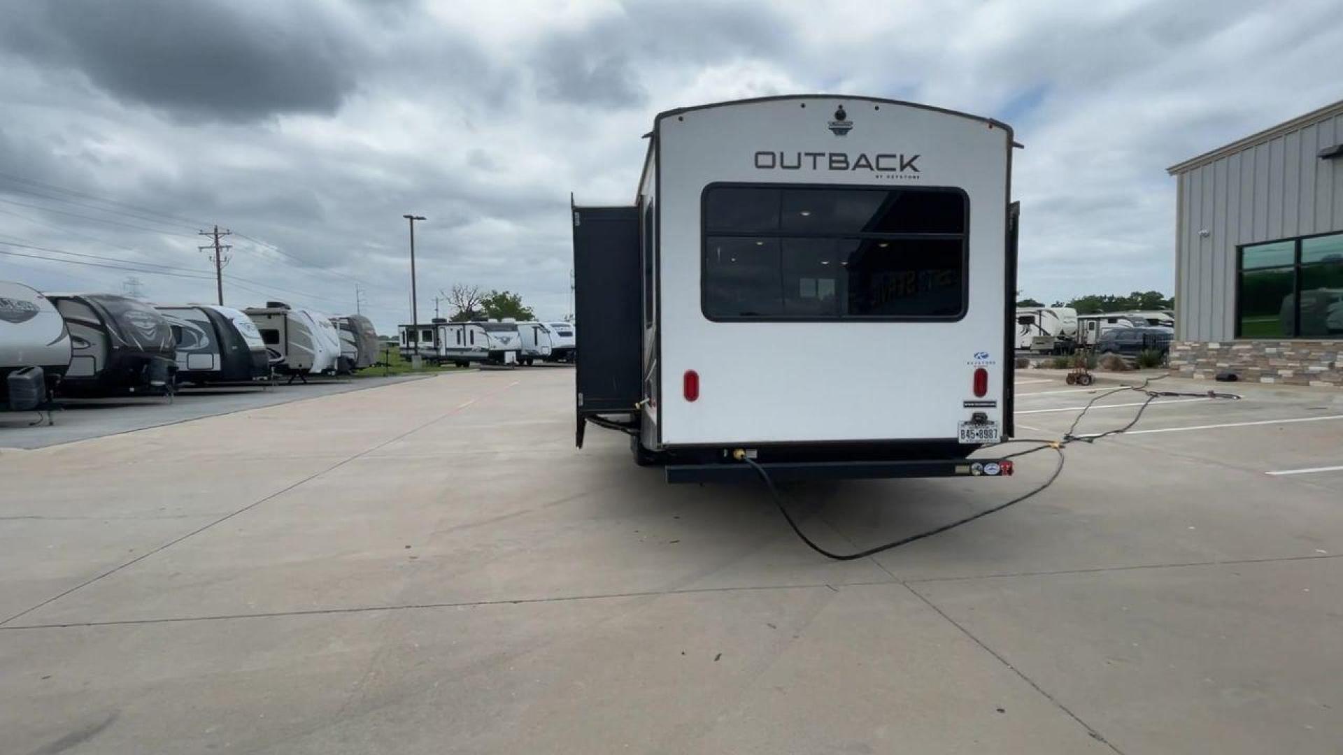 2021 KEYSTONE OUTBACK 328RL (4YDT3282XMB) , located at 4319 N Main St, Cleburne, TX, 76033, (817) 678-5133, 32.385960, -97.391212 - Photo#8