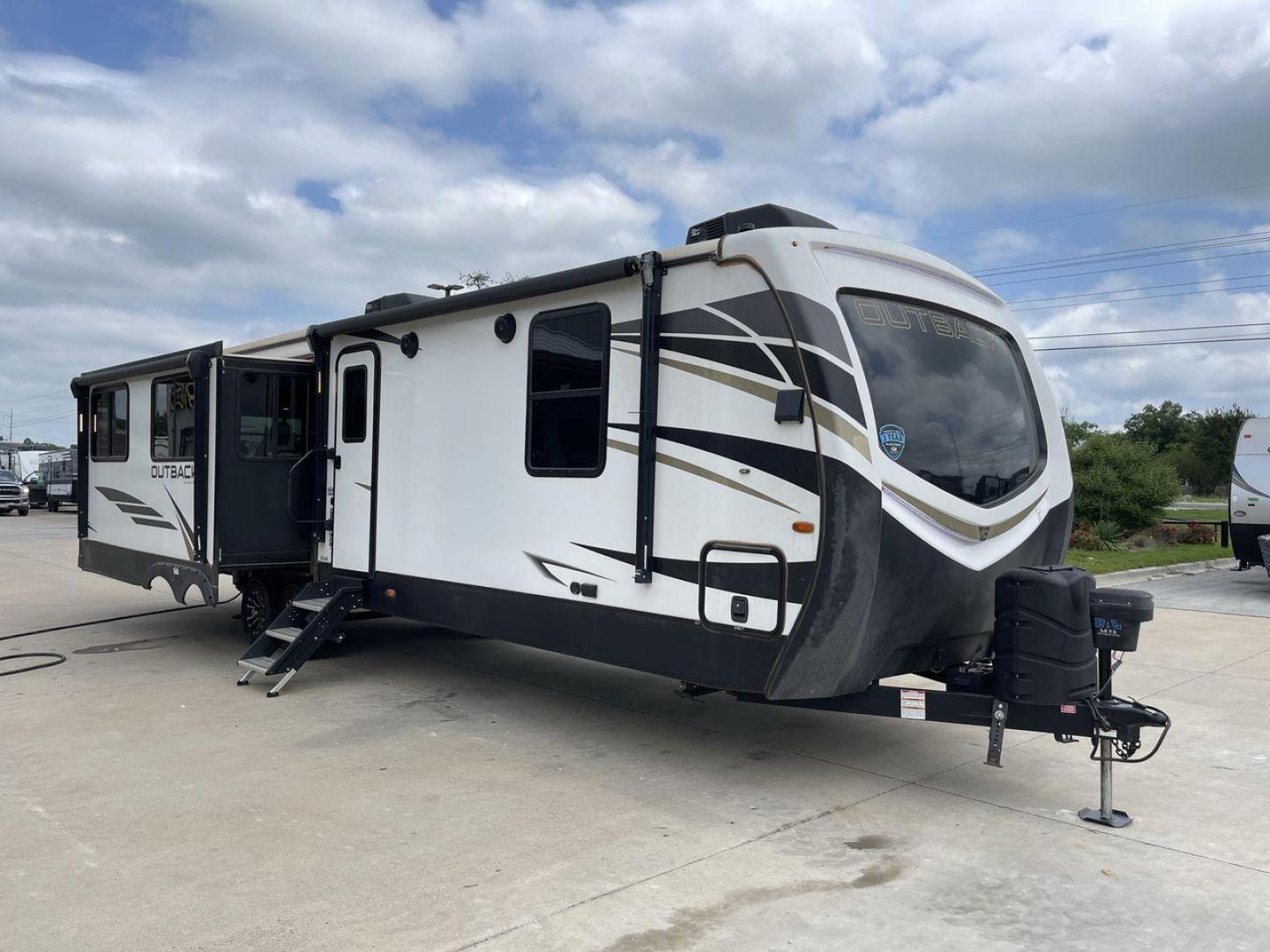 2021 KEYSTONE OUTBACK 328RL (4YDT3282XMB) , located at 4319 N Main St, Cleburne, TX, 76033, (817) 678-5133, 32.385960, -97.391212 - Photo#23