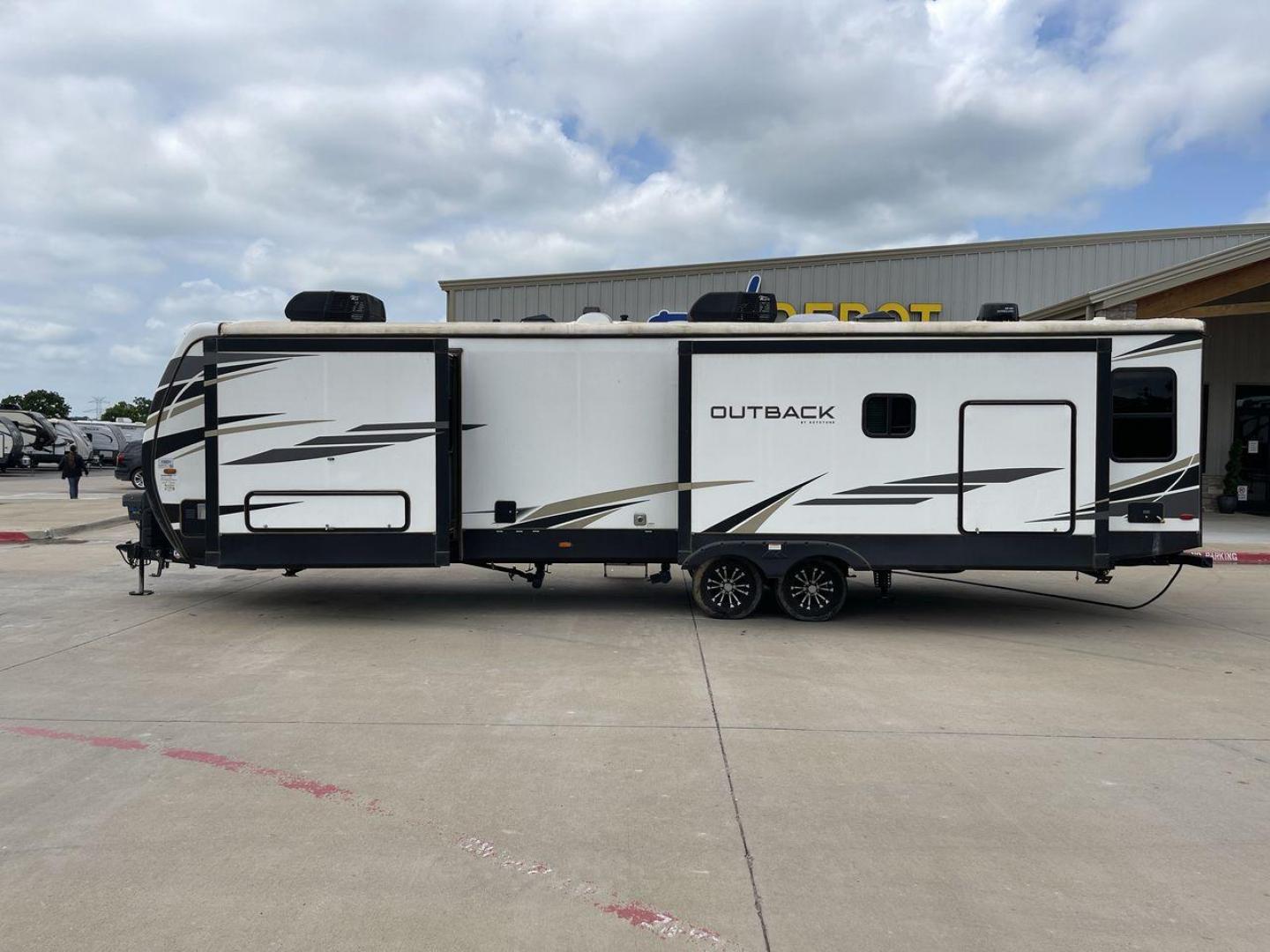 2021 KEYSTONE OUTBACK 328RL (4YDT3282XMB) , located at 4319 N Main St, Cleburne, TX, 76033, (817) 678-5133, 32.385960, -97.391212 - Photo#24