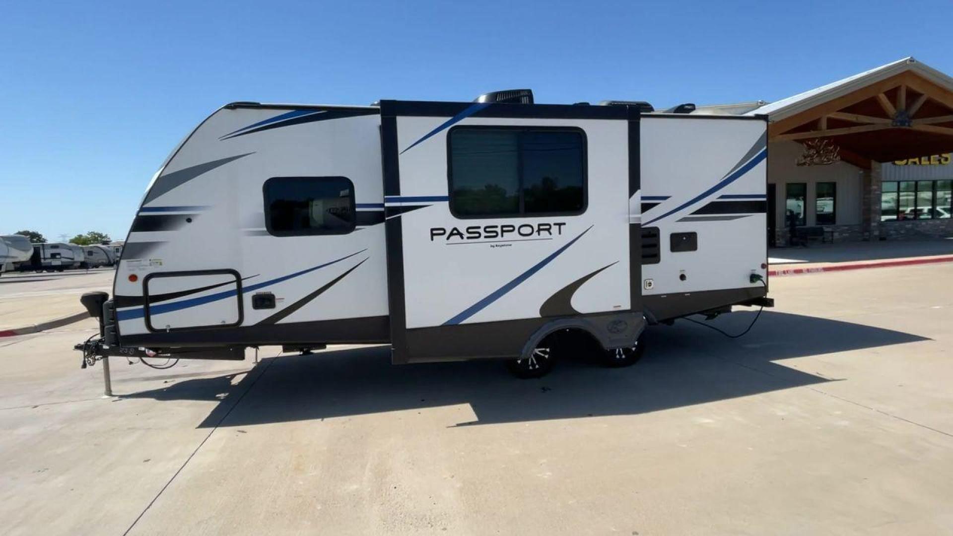 2021 KEYSTONE PASSPORT 2210RB (4YDT22126MD) , Length: 26.25 ft. | Dry Weight: 4,854 lbs. | Gross Weight: 7,000 lbs. | Slides: 1 transmission, located at 4319 N Main St, Cleburne, TX, 76033, (817) 678-5133, 32.385960, -97.391212 - The 2021 Keystone Passport 2210RB is an ideal lightweight travel trailer. It is specially made for those seeking comfort and convenience on the road. At 26.25 feet long, it offers a compact yet spacious interior. Its dry weight is 4,854 lbs, and its gross weight is 7,000 lbs. The single slide-out en - Photo#6