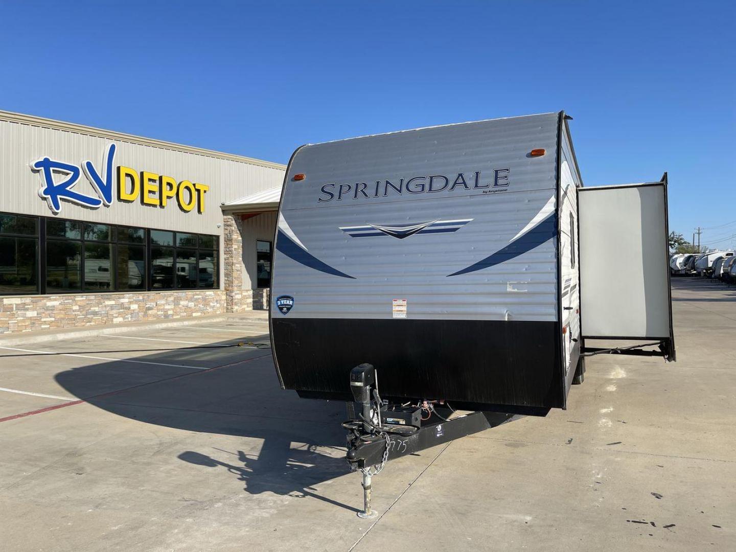 2021 WHITE KEYSTONE SPRINGDALE 298BH (4YDT29824M3) , Length: 32.67 ft. | Dry Weight: 6,901 lbs. | Gross Weight: 9,480 lbs. | Slides: 1 transmission, located at 4319 N Main St, Cleburne, TX, 76033, (817) 678-5133, 32.385960, -97.391212 - Photo#0