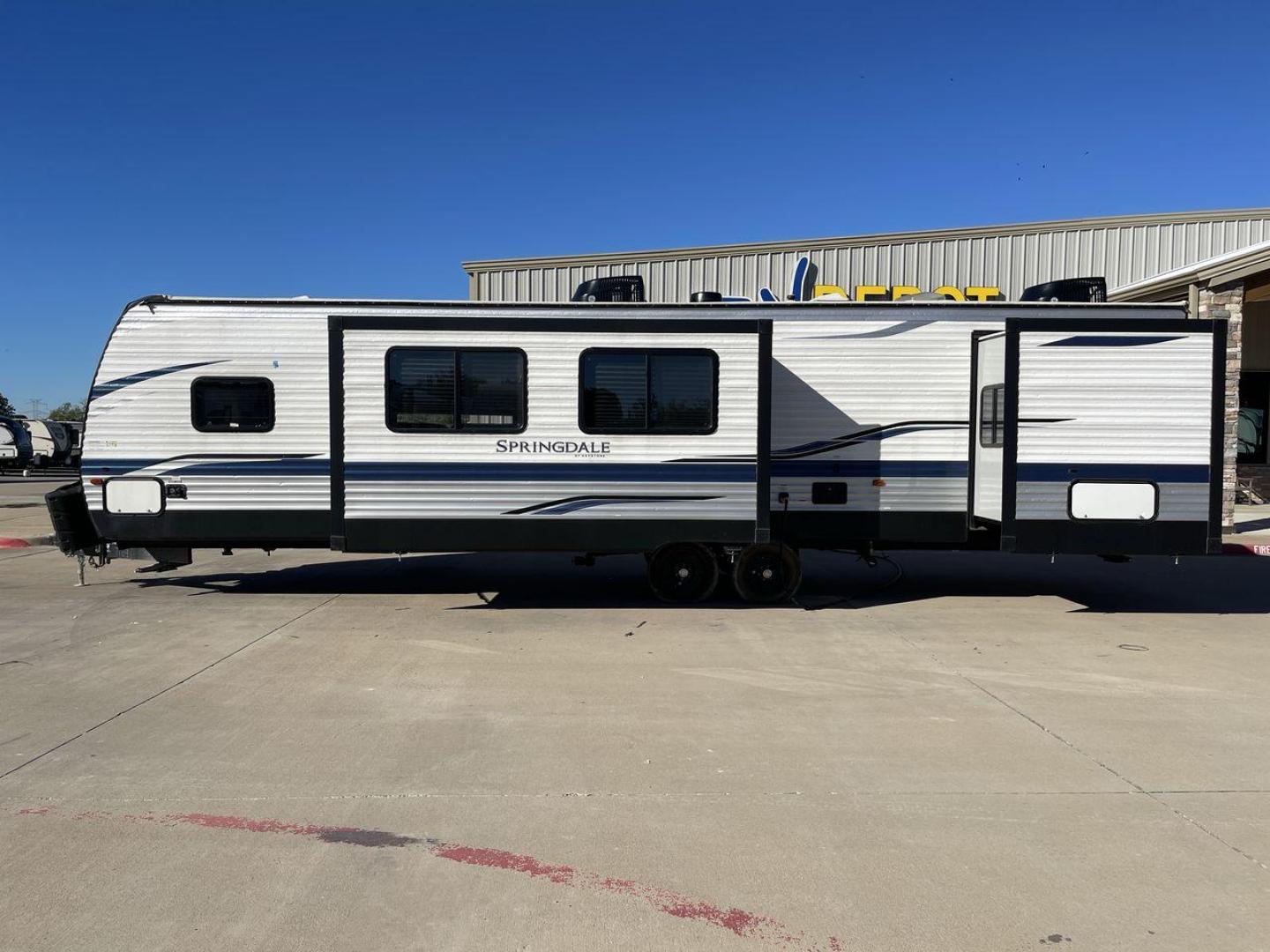 2021 KEYSTONE SPRINGDALE 38FQ (4YDT38F27M3) , Length: 38.92 ft. | Dry Weight: 8,701 lbs. | Gross Weight: 11,135 lbs. | Slides: 2 transmission, located at 4319 N Main St, Cleburne, TX, 76033, (817) 678-5133, 32.385960, -97.391212 - Photo#23