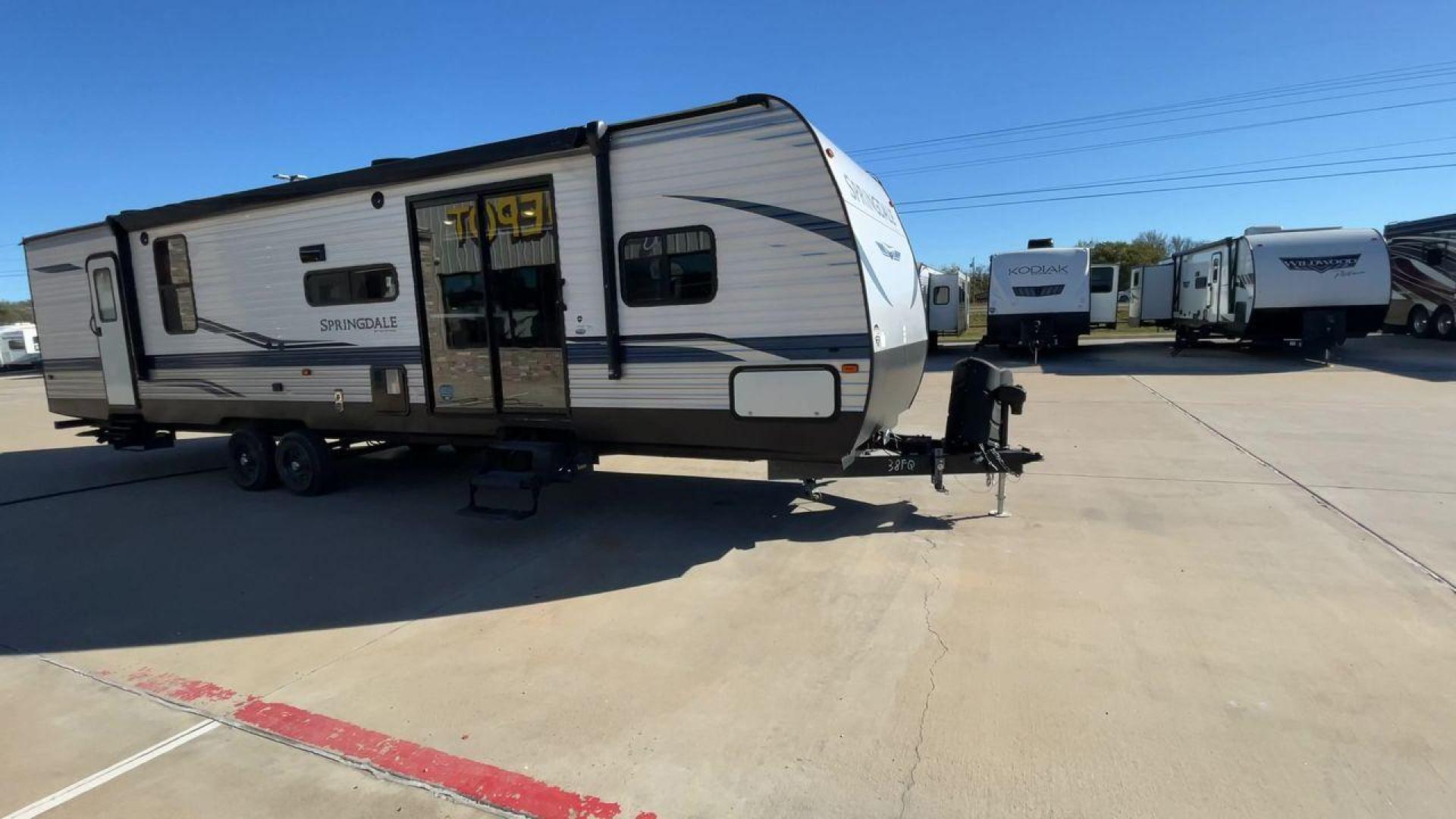 2021 KEYSTONE SPRINGDALE 38FQ (4YDT38F27M3) , Length: 38.92 ft. | Dry Weight: 8,701 lbs. | Gross Weight: 11,135 lbs. | Slides: 2 transmission, located at 4319 N Main St, Cleburne, TX, 76033, (817) 678-5133, 32.385960, -97.391212 - Photo#3