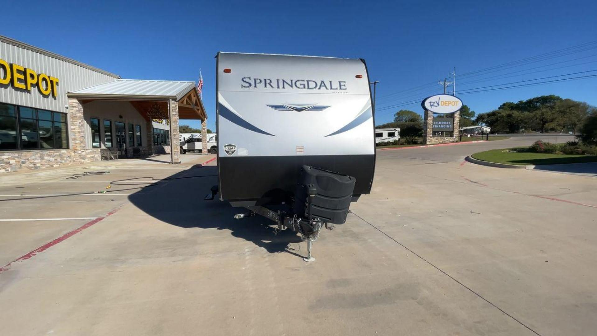 2021 KEYSTONE SPRINGDALE 38FQ (4YDT38F27M3) , Length: 38.92 ft. | Dry Weight: 8,701 lbs. | Gross Weight: 11,135 lbs. | Slides: 2 transmission, located at 4319 N Main St, Cleburne, TX, 76033, (817) 678-5133, 32.385960, -97.391212 - Photo#4