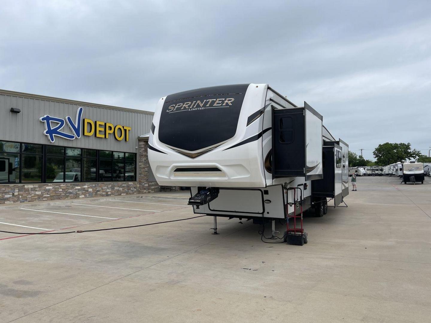 2021 KEYSTONE SPRINTER 3590LFT (4YDF35922M1) , located at 4319 N Main St, Cleburne, TX, 76033, (817) 678-5133, 32.385960, -97.391212 - Photo#0