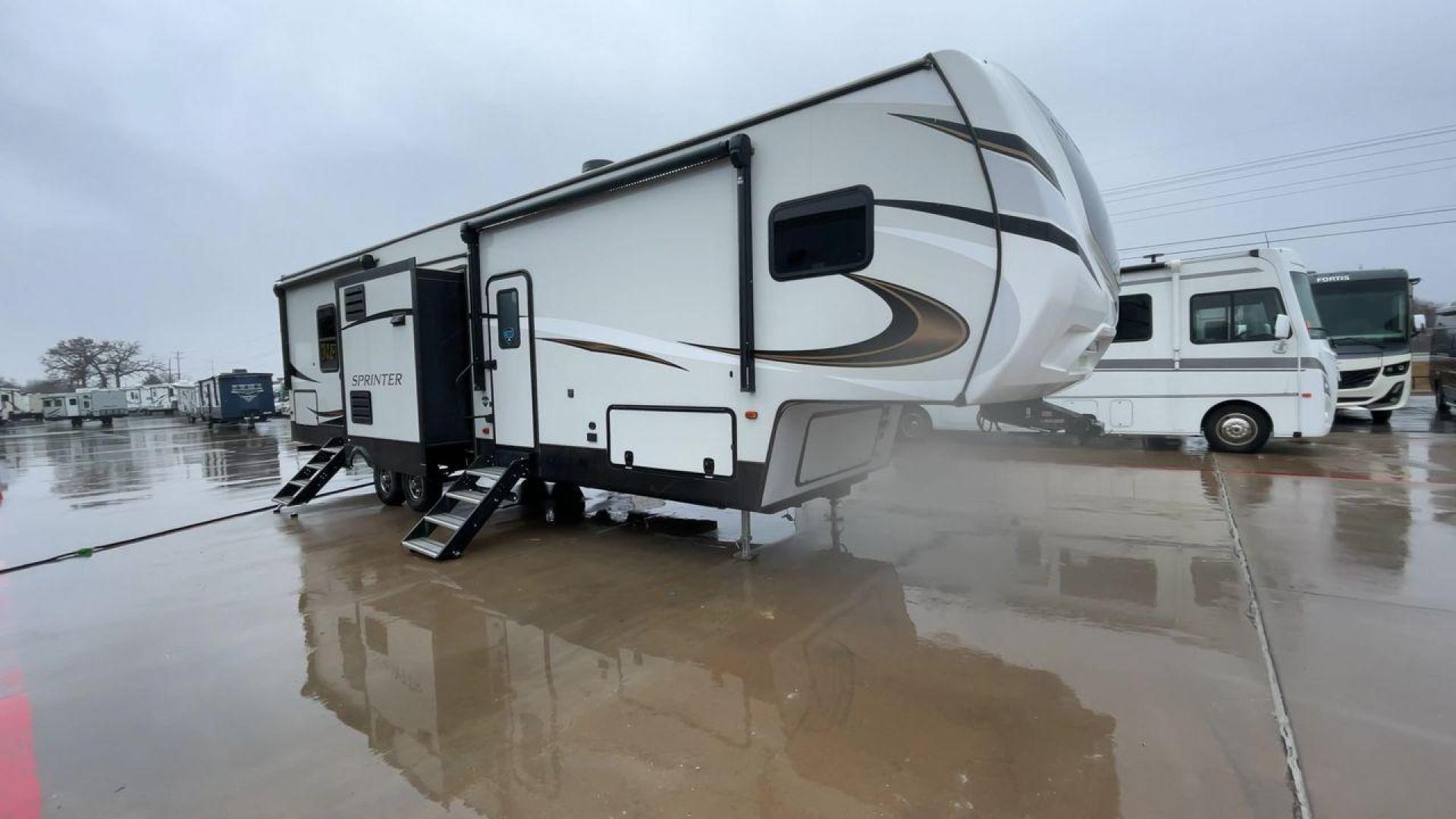 2021 KEYSTONE SPRINTER 35BH (4YDF35B21M1) , Slides: 3 transmission, located at 4319 N Main St, Cleburne, TX, 76033, (817) 678-5133, 32.385960, -97.391212 - Photo#3