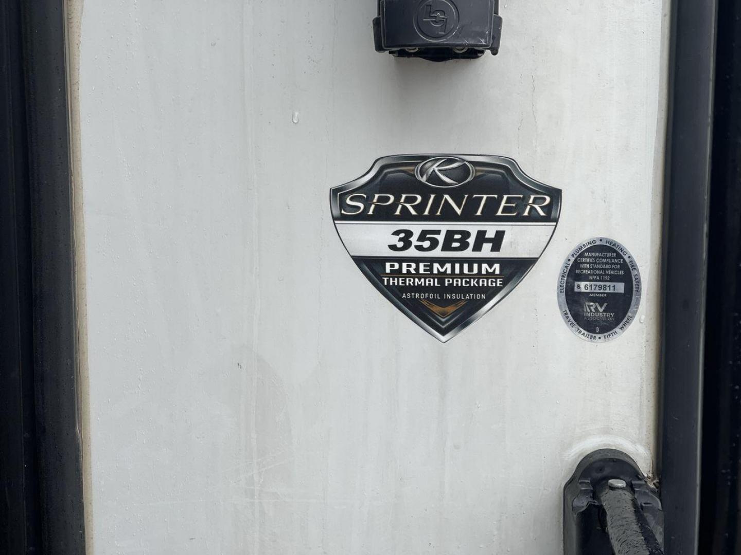 2021 KEYSTONE SPRINTER 35BH (4YDF35B21M1) , Slides: 3 transmission, located at 4319 N Main St, Cleburne, TX, 76033, (817) 678-5133, 32.385960, -97.391212 - Photo#22