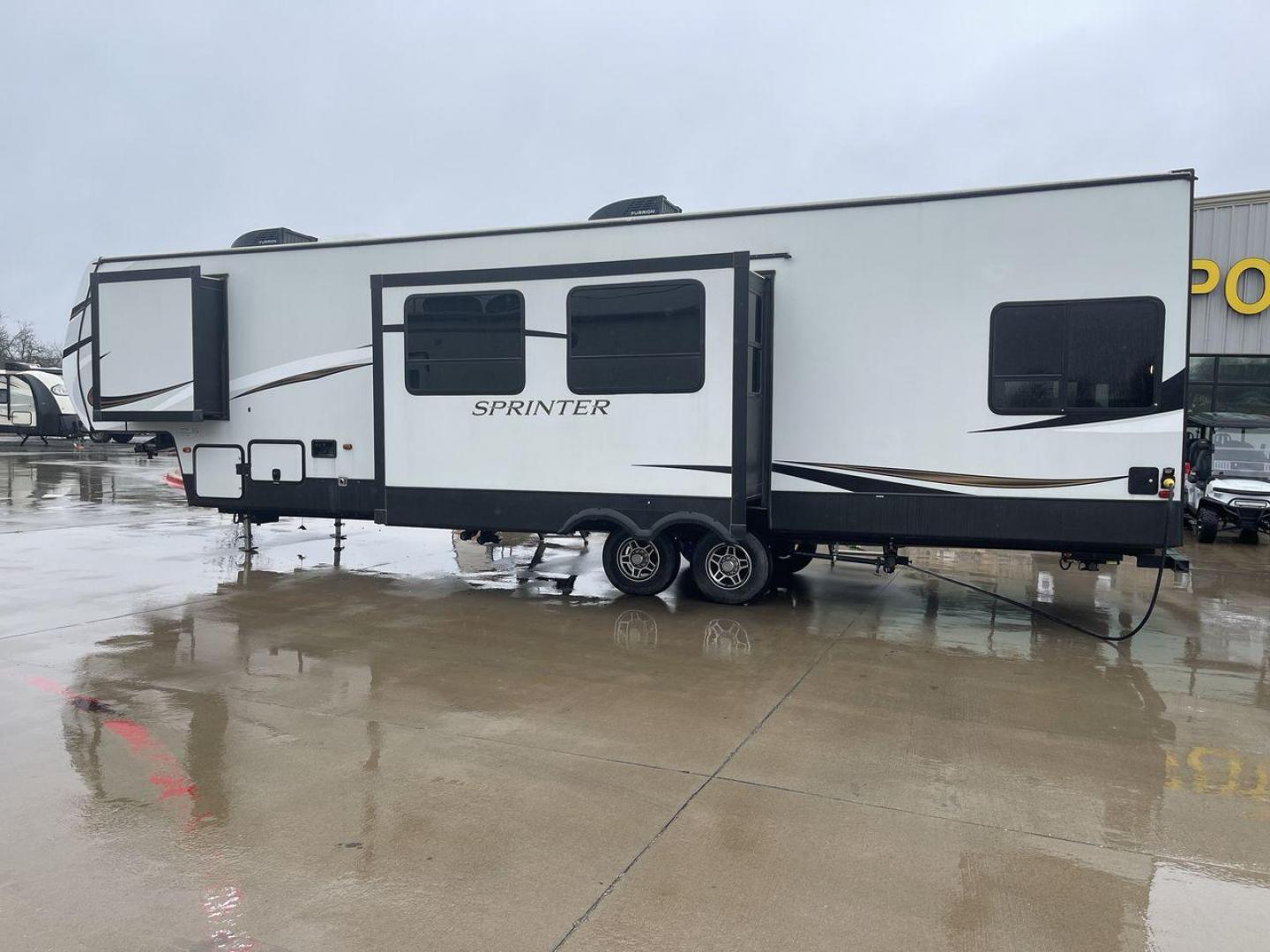 2021 KEYSTONE SPRINTER 35BH (4YDF35B21M1) , Slides: 3 transmission, located at 4319 N Main St, Cleburne, TX, 76033, (817) 678-5133, 32.385960, -97.391212 - Photo#24