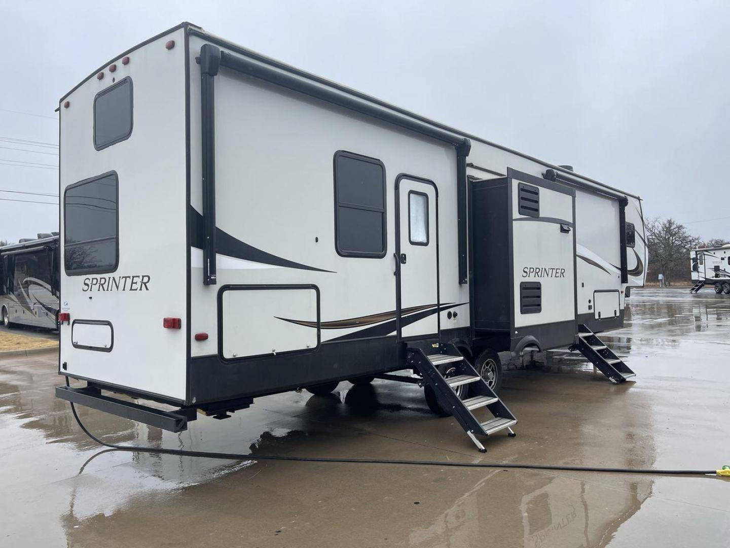 2021 KEYSTONE SPRINTER 35BH (4YDF35B21M1) , Slides: 3 transmission, located at 4319 N Main St, Cleburne, TX, 76033, (817) 678-5133, 32.385960, -97.391212 - Photo#25