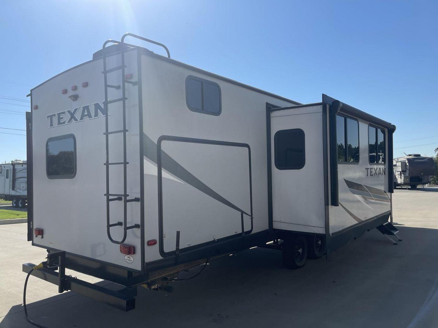 2021 KEYSTONE TEXAN 33DB (4YDT33D22M6) , located at 4319 N Main St, Cleburne, TX, 76033, (817) 678-5133, 32.385960, -97.391212 - The 2021 Keystone Texan 33DB is an exceptional travel trailer that combines luxury, comfort, and practicality. Measuring 37 feet in length, this RV provides ample space for all your travel needs. The exterior is equipped with a rear, solid ladder for roof access, ensuring convenience for maintenance - Photo#24