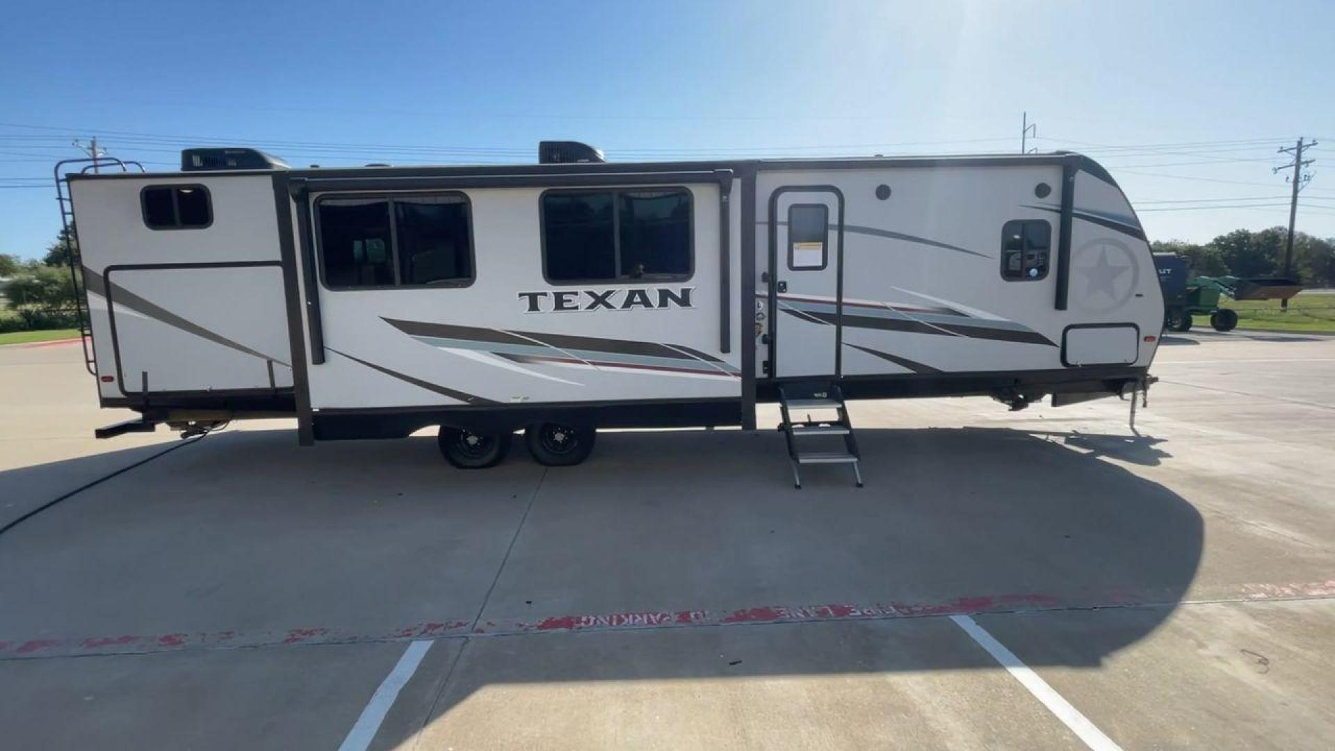 2021 KEYSTONE TEXAN 33DB (4YDT33D22M6) , located at 4319 N Main St, Cleburne, TX, 76033, (817) 678-5133, 32.385960, -97.391212 - Photo#2