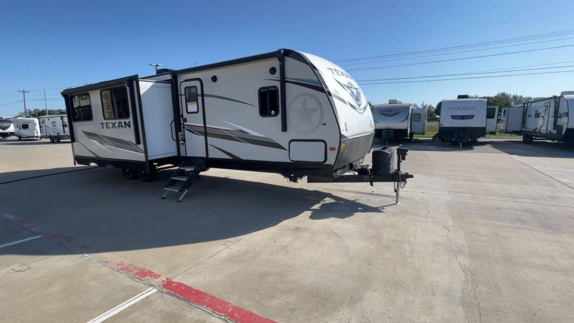 2021 KEYSTONE TEXAN 33DB (4YDT33D22M6) , located at 4319 N Main St, Cleburne, TX, 76033, (817) 678-5133, 32.385960, -97.391212 - Photo#3