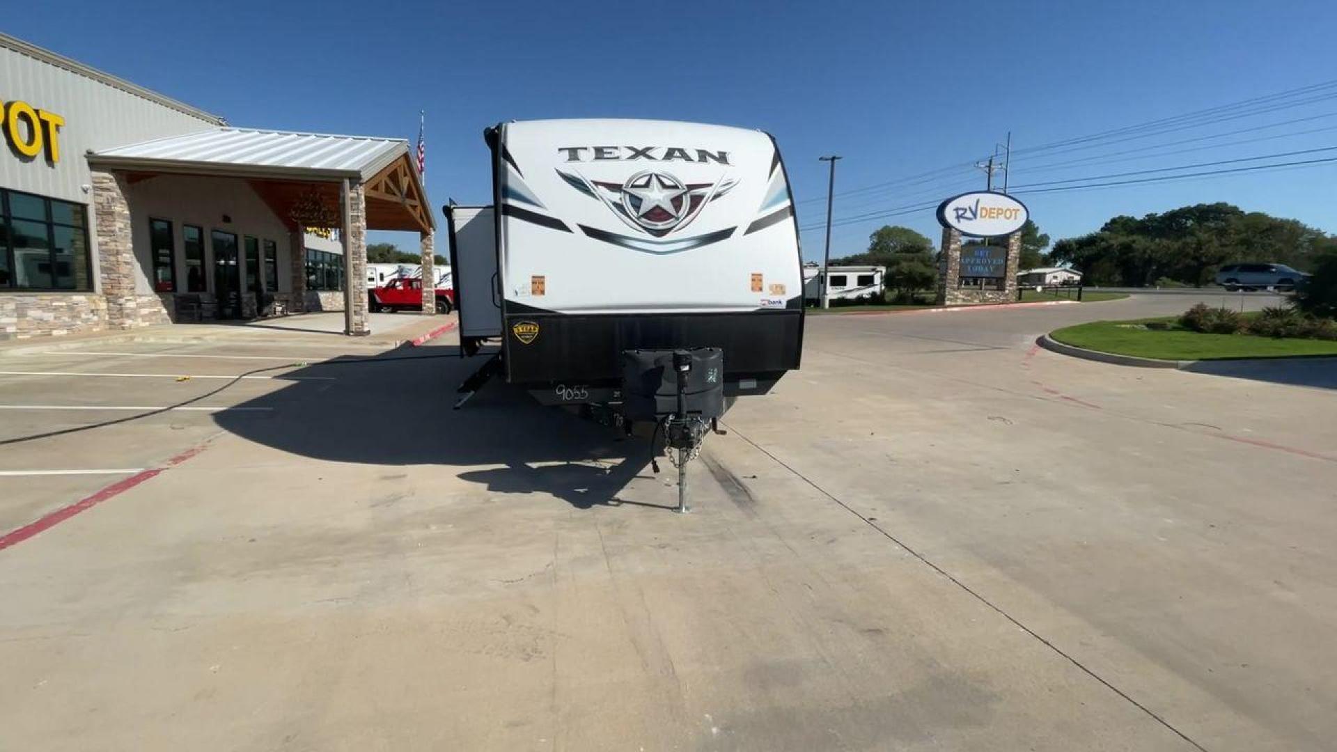 2021 KEYSTONE TEXAN 33DB (4YDT33D22M6) , located at 4319 N Main St, Cleburne, TX, 76033, (817) 678-5133, 32.385960, -97.391212 - The 2021 Keystone Texan 33DB is an exceptional travel trailer that combines luxury, comfort, and practicality. Measuring 37 feet in length, this RV provides ample space for all your travel needs. The exterior is equipped with a rear, solid ladder for roof access, ensuring convenience for maintenance - Photo#4