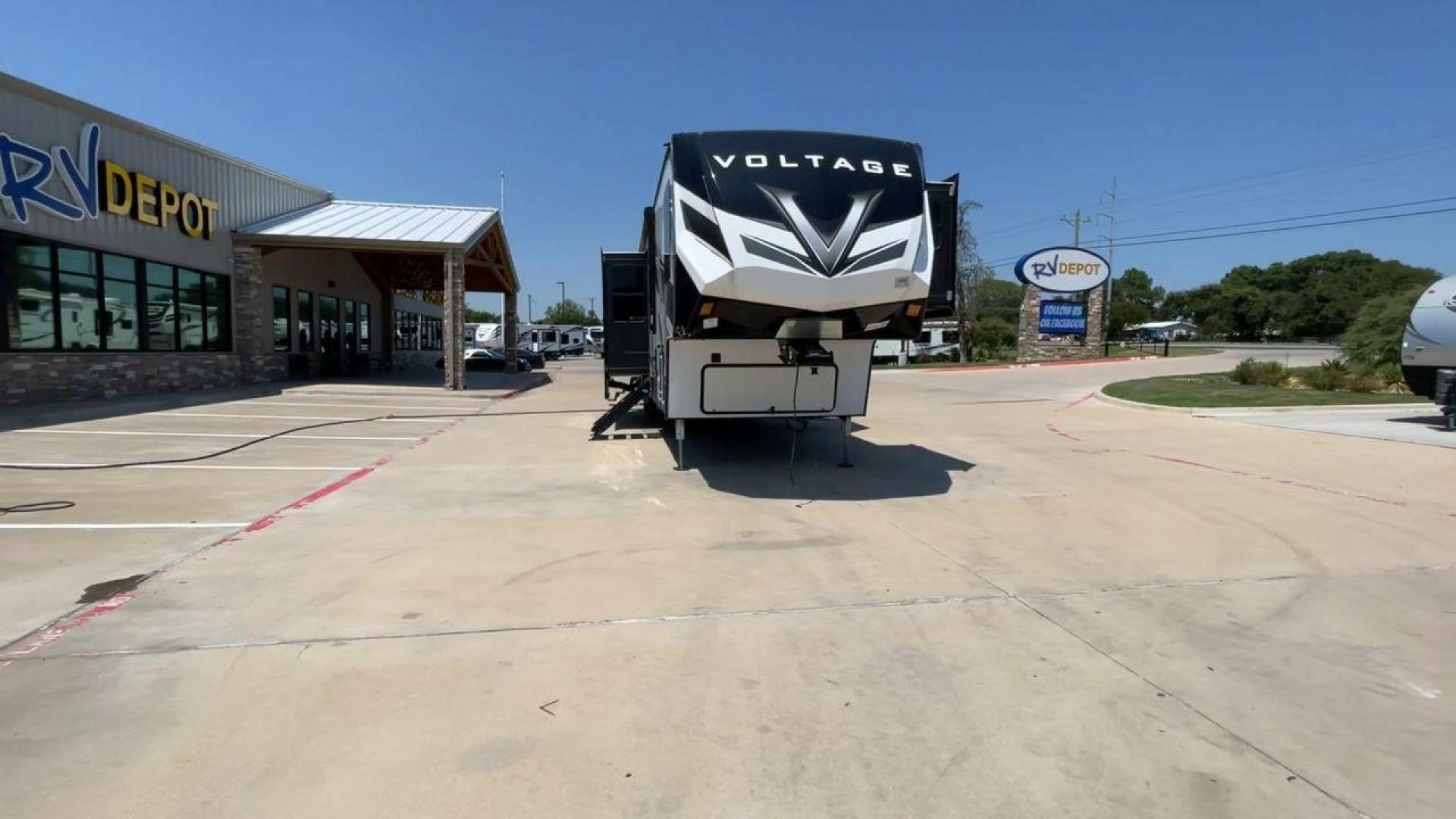 2021 KEYSTONE VOLTAGE 4225 (4YDF4223XMZ) , Length: 46.67 ft. | Dry Weight: 16,282 lbs. | Slides: 3 transmission, located at 4319 N Main St, Cleburne, TX, 76033, (817) 678-5133, 32.385960, -97.391212 - Photo#4