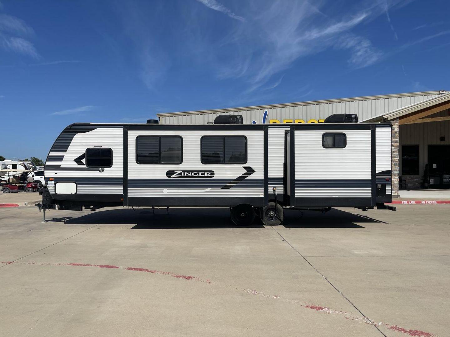 2021 KEYSTONE ZINGER 328SB (4YDT32821MS) , located at 4319 N Main St, Cleburne, TX, 76033, (817) 678-5133, 32.385960, -97.391212 - Photo#23