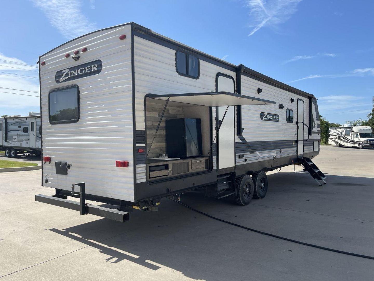 2021 KEYSTONE ZINGER 328SB (4YDT32821MS) , located at 4319 N Main St, Cleburne, TX, 76033, (817) 678-5133, 32.385960, -97.391212 - Photo#24