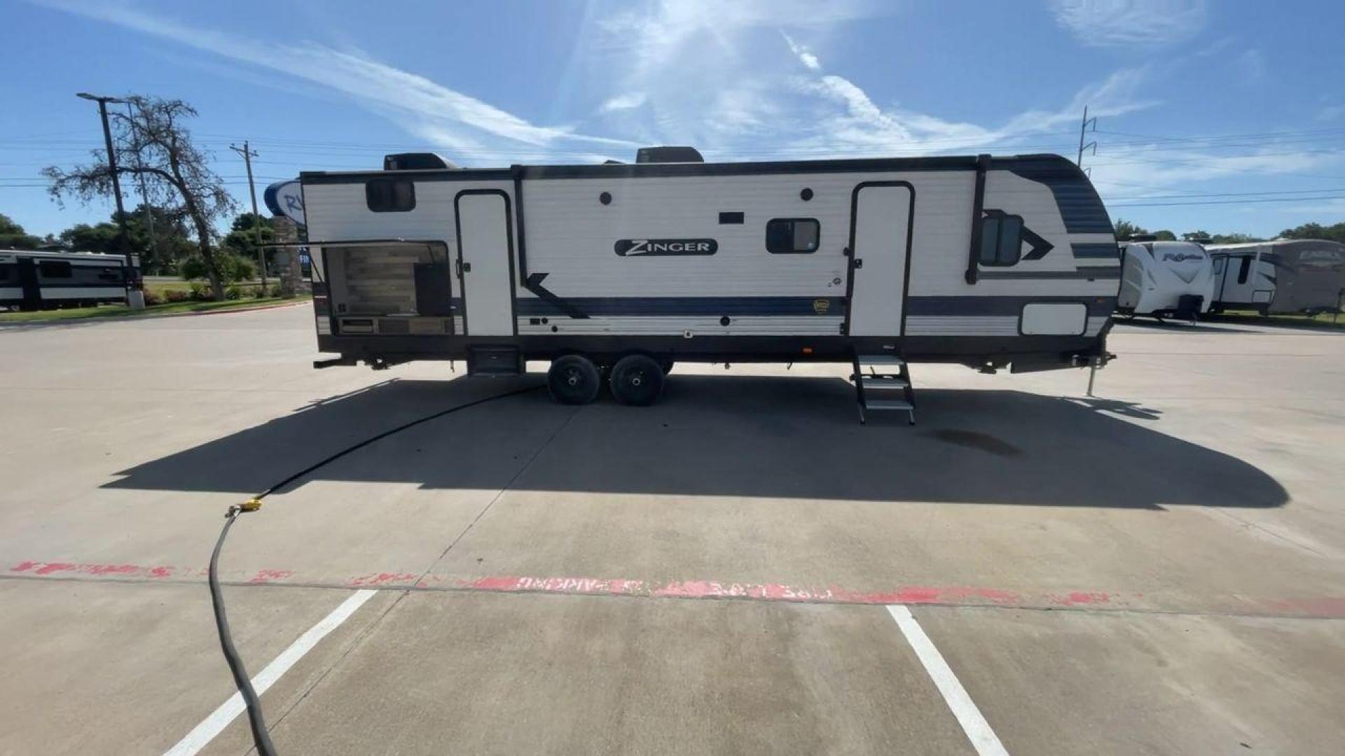 2021 KEYSTONE ZINGER 328SB (4YDT32821MS) , located at 4319 N Main St, Cleburne, TX, 76033, (817) 678-5133, 32.385960, -97.391212 - Photo#2