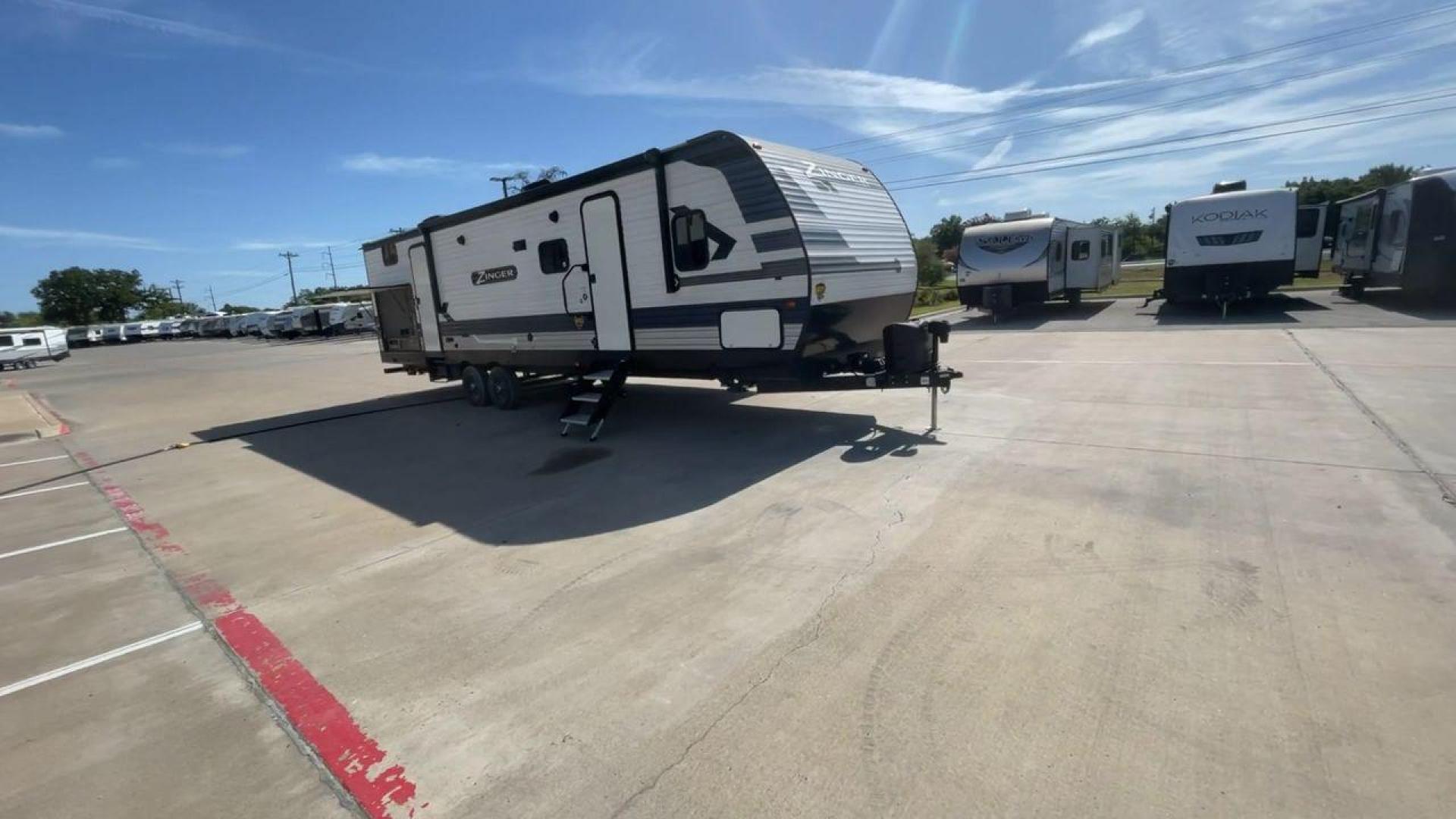 2021 KEYSTONE ZINGER 328SB (4YDT32821MS) , located at 4319 N Main St, Cleburne, TX, 76033, (817) 678-5133, 32.385960, -97.391212 - Photo#3