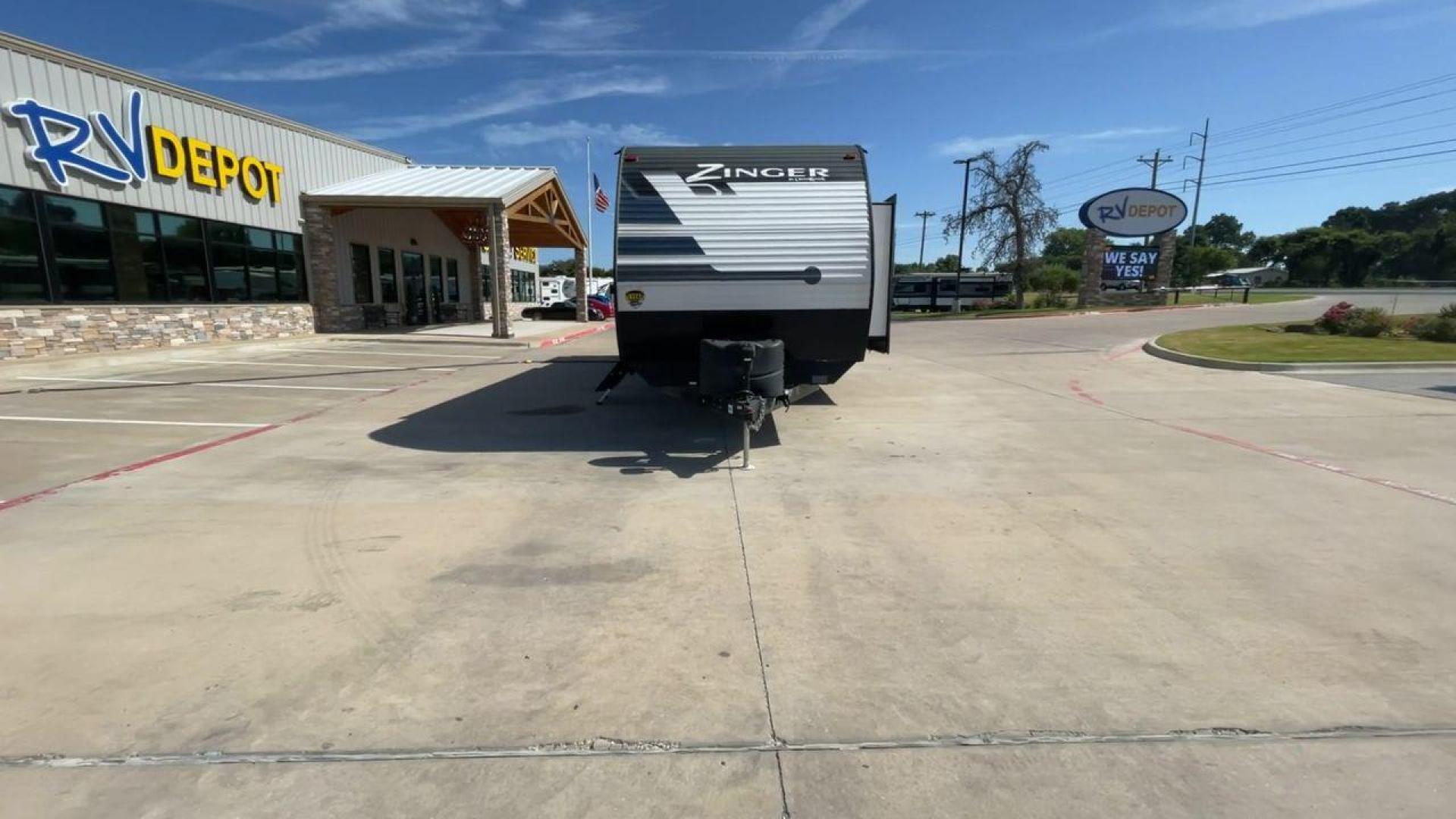 2021 KEYSTONE ZINGER 328SB (4YDT32821MS) , located at 4319 N Main St, Cleburne, TX, 76033, (817) 678-5133, 32.385960, -97.391212 - Photo#4