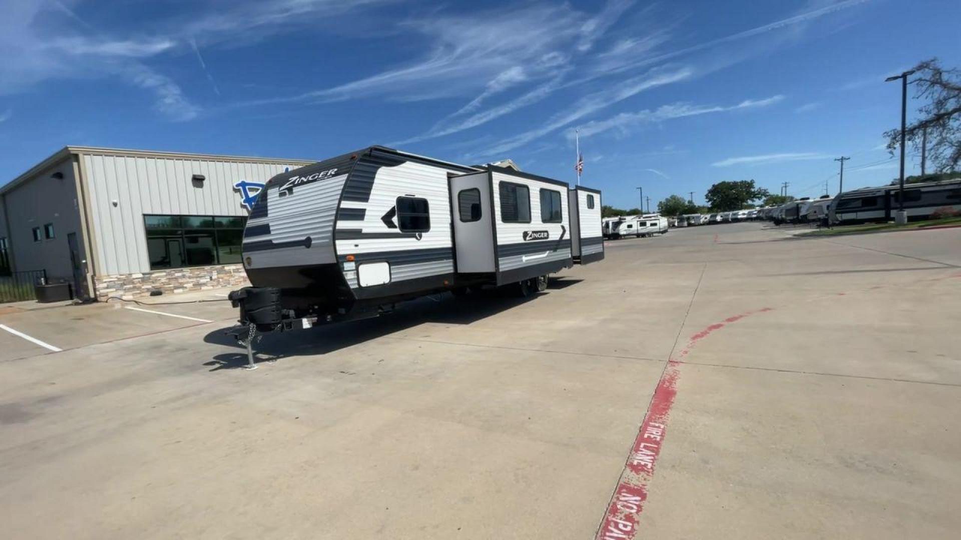 2021 KEYSTONE ZINGER 328SB (4YDT32821MS) , located at 4319 N Main St, Cleburne, TX, 76033, (817) 678-5133, 32.385960, -97.391212 - Photo#5