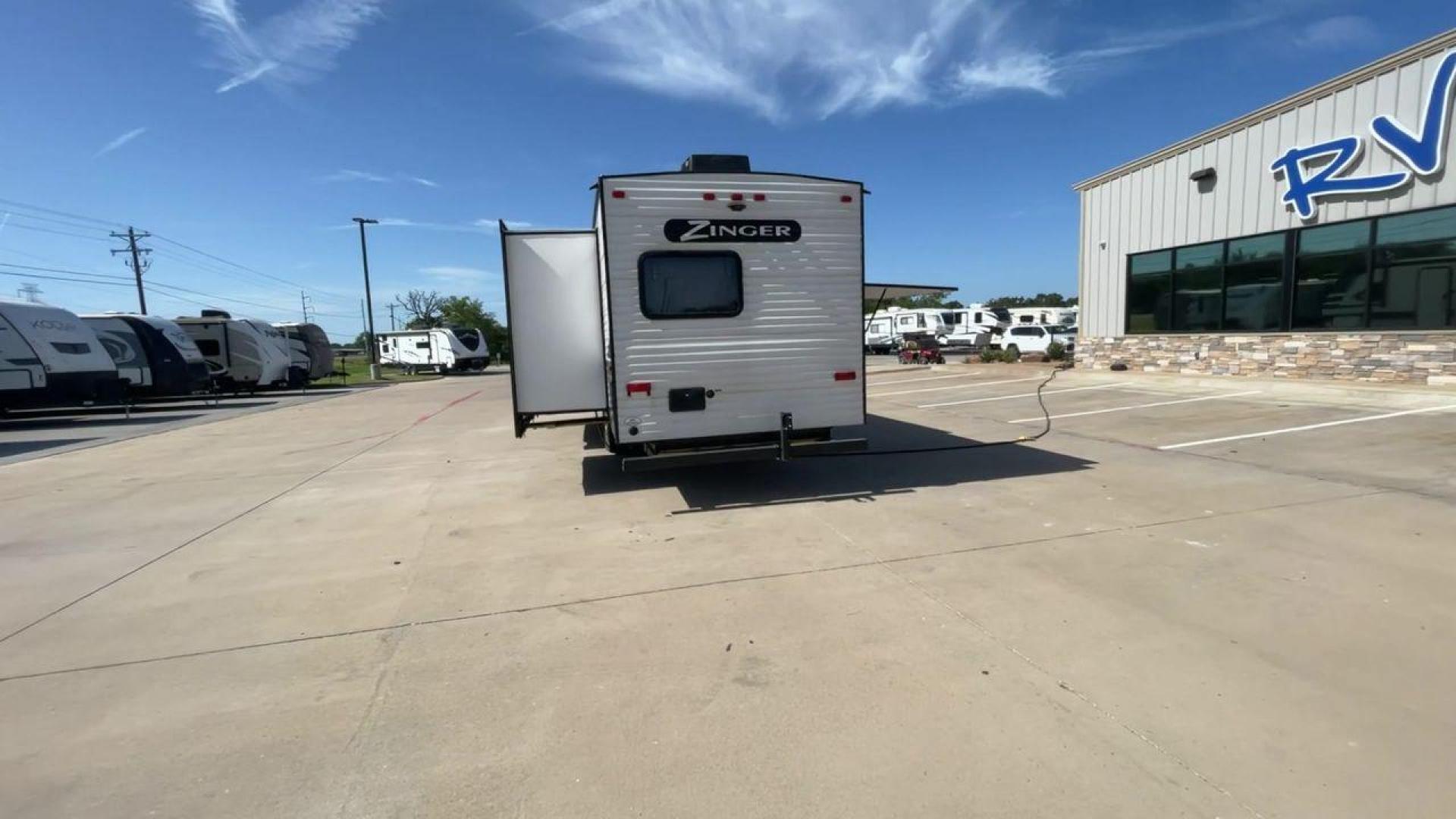 2021 KEYSTONE ZINGER 328SB (4YDT32821MS) , located at 4319 N Main St, Cleburne, TX, 76033, (817) 678-5133, 32.385960, -97.391212 - Photo#8