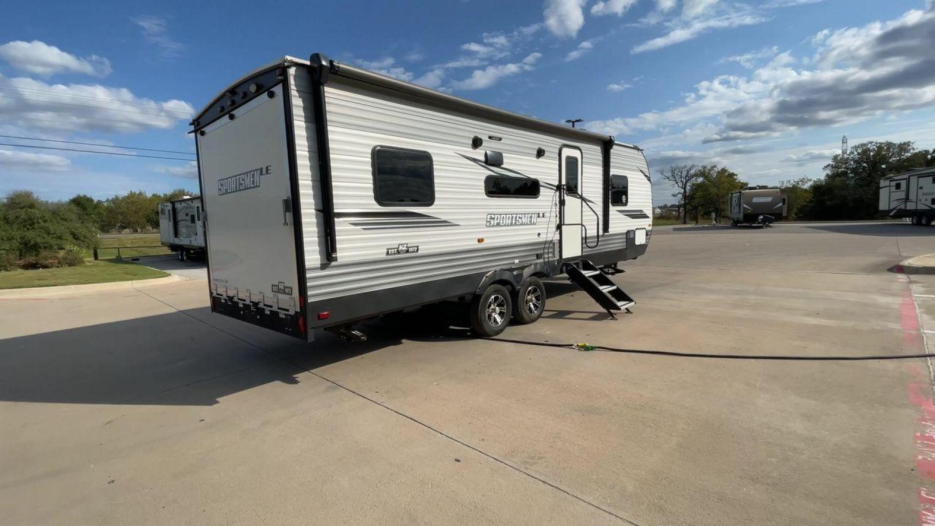 2021 KZ SPORTSMEN 250THLE (4EZTU2620M5) , Length: 29.08 ft. | Dry Weight: 5,270 lbs. | Gross Weight: 8,800 lbs. transmission, located at 4319 N Main St, Cleburne, TX, 76033, (817) 678-5133, 32.385960, -97.391212 - The 2021 KZ Sportsmen 250THLE is a versatile toy hauler travel trailer designed for adventure seekers who want to bring along ATVs, motorcycles, or other outdoor gear. Balancing practical features with comfort, the Sportsmen 250THLE is an excellent choice for those who want both a functional garage - Photo#1