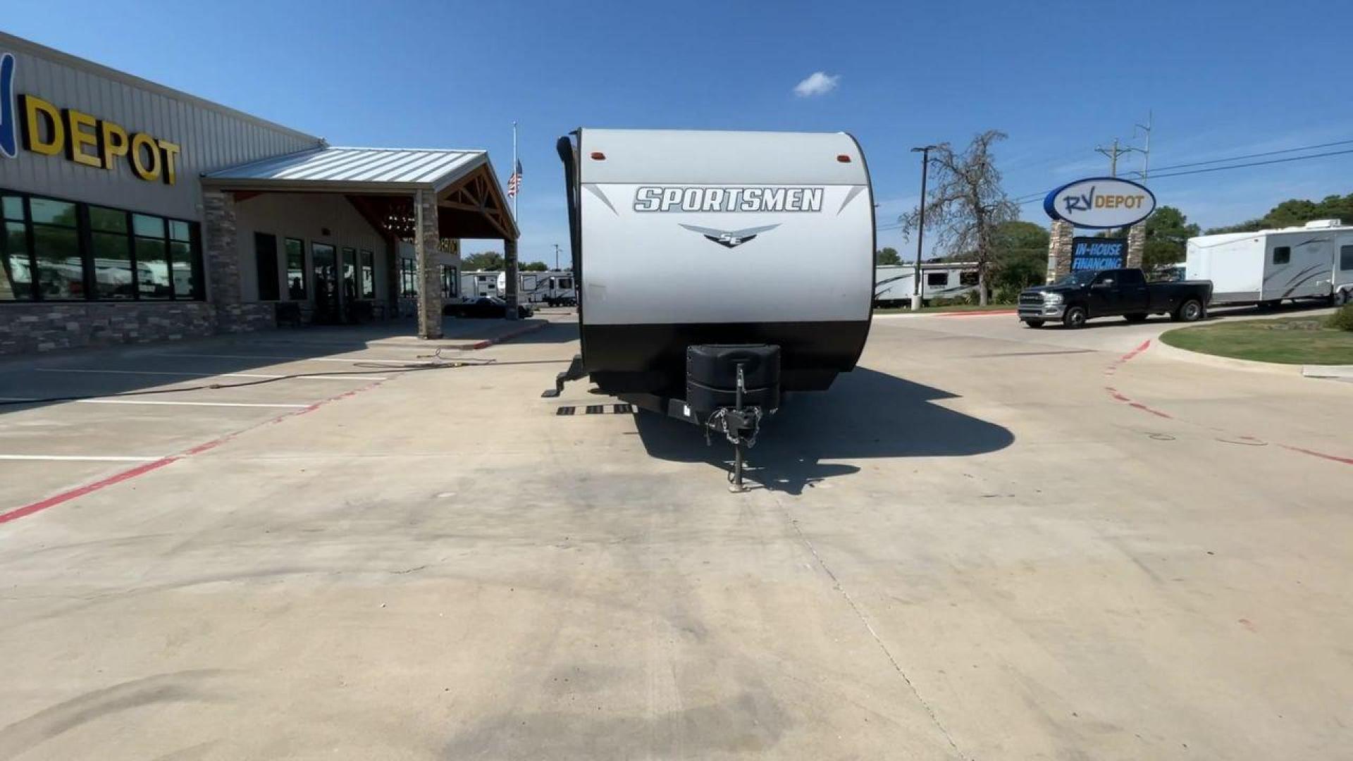 2021 KZ SPORTSMEN 312BHSE (4EZTU3223M5) , Length: 35.75 ft. | Dry Weight: 7,080 lbs. | Gross Weight: 8,800 lbs. | Slides: 2 transmission, located at 4319 N Main St, Cleburne, TX, 76033, (817) 678-5133, 32.385960, -97.391212 - The 2021 KZ Sportsmen 312BHSE is a versatile and spacious travel trailer. It is designed to accommodate families and groups seeking adventure with all the comforts of home. With an overall length of 35.75 feet, this model offers an expansive living area and a thoughtfully laid-out floor plan. Weighi - Photo#4