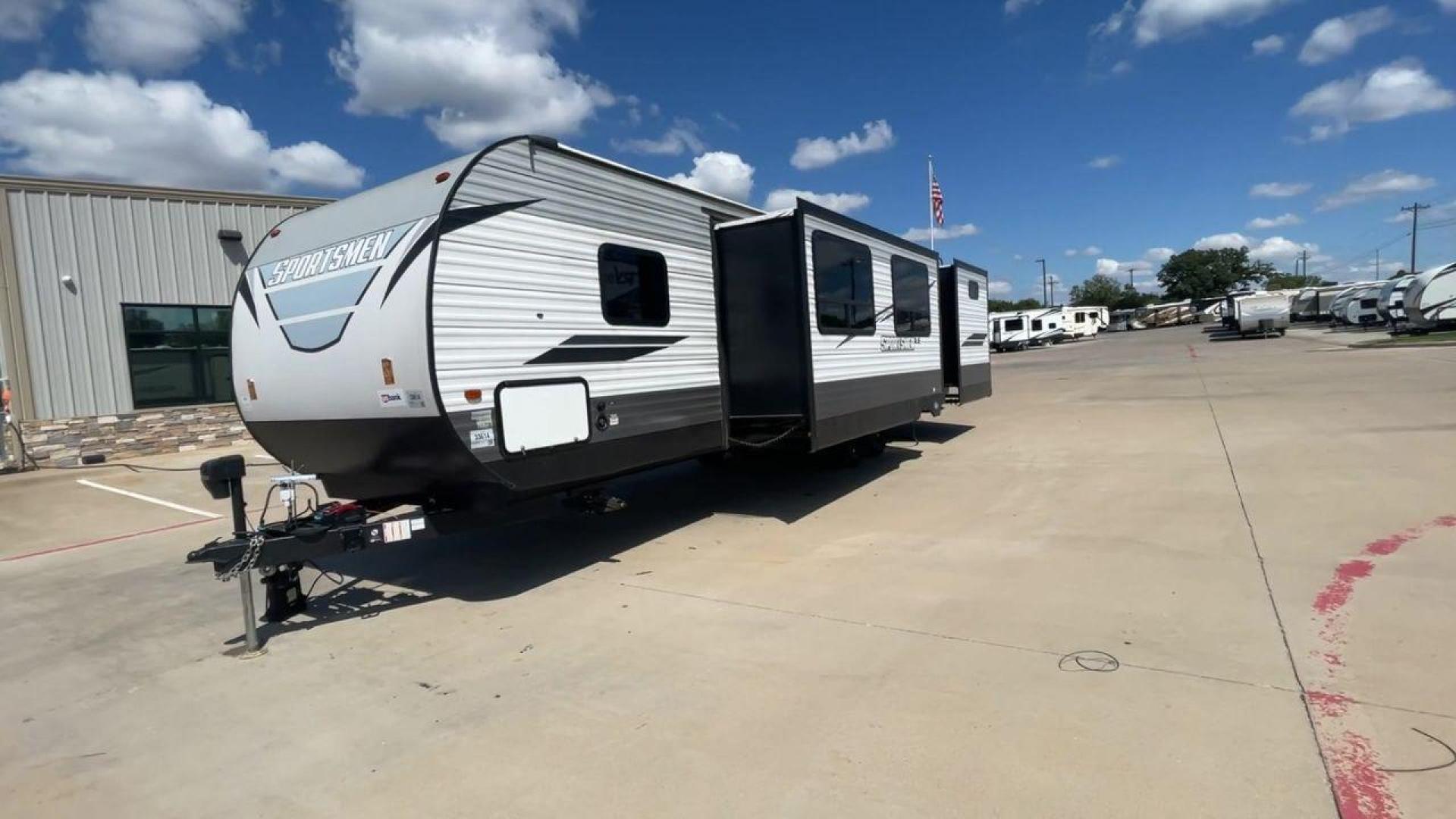 2021 KZ SPORTSMEN 332BHLE (4EZTU3428M5) , Length: 37.25 ft. | Dry Weight: 7,360 lbs.| Gross Weight: 8,800 lbs. | Slides: 2 transmission, located at 4319 N Main St, Cleburne, TX, 76033, (817) 678-5133, 32.385960, -97.391212 - The 2021 KZ Sportsmen 332BHLE is a versatile and spacious travel trailer ideal for families or groups who enjoy the outdoor lifestyle but want the comfort of home while on the road. It has a modern, durable aluminum finish, showcasing a sleek two-tone design in white and gray. The living room is ope - Photo#5