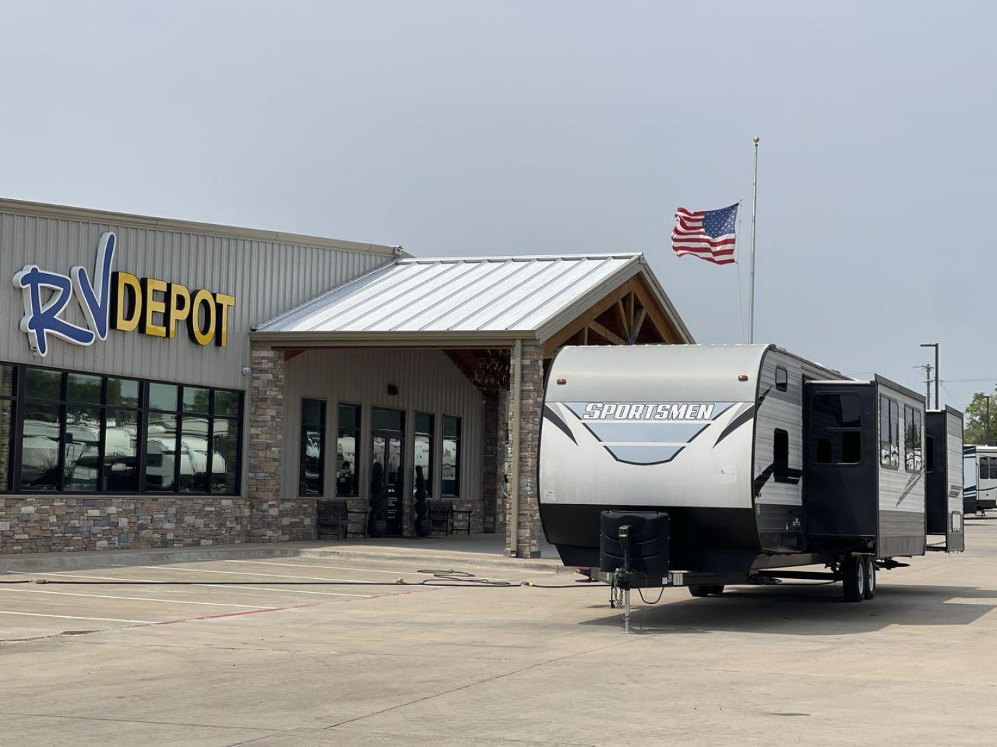 2021 KZ SPORTSMEN 362BH (4EZTS3727M5) , Length: 40.75 ft. | Dry Weight: 8,280 lbs. | Gross Weight: 10,460 lbs. | Slides: 2 transmission, located at 4319 N Main St, Cleburne, TX, 76033, (817) 678-5133, 32.385960, -97.391212 - Photo#0